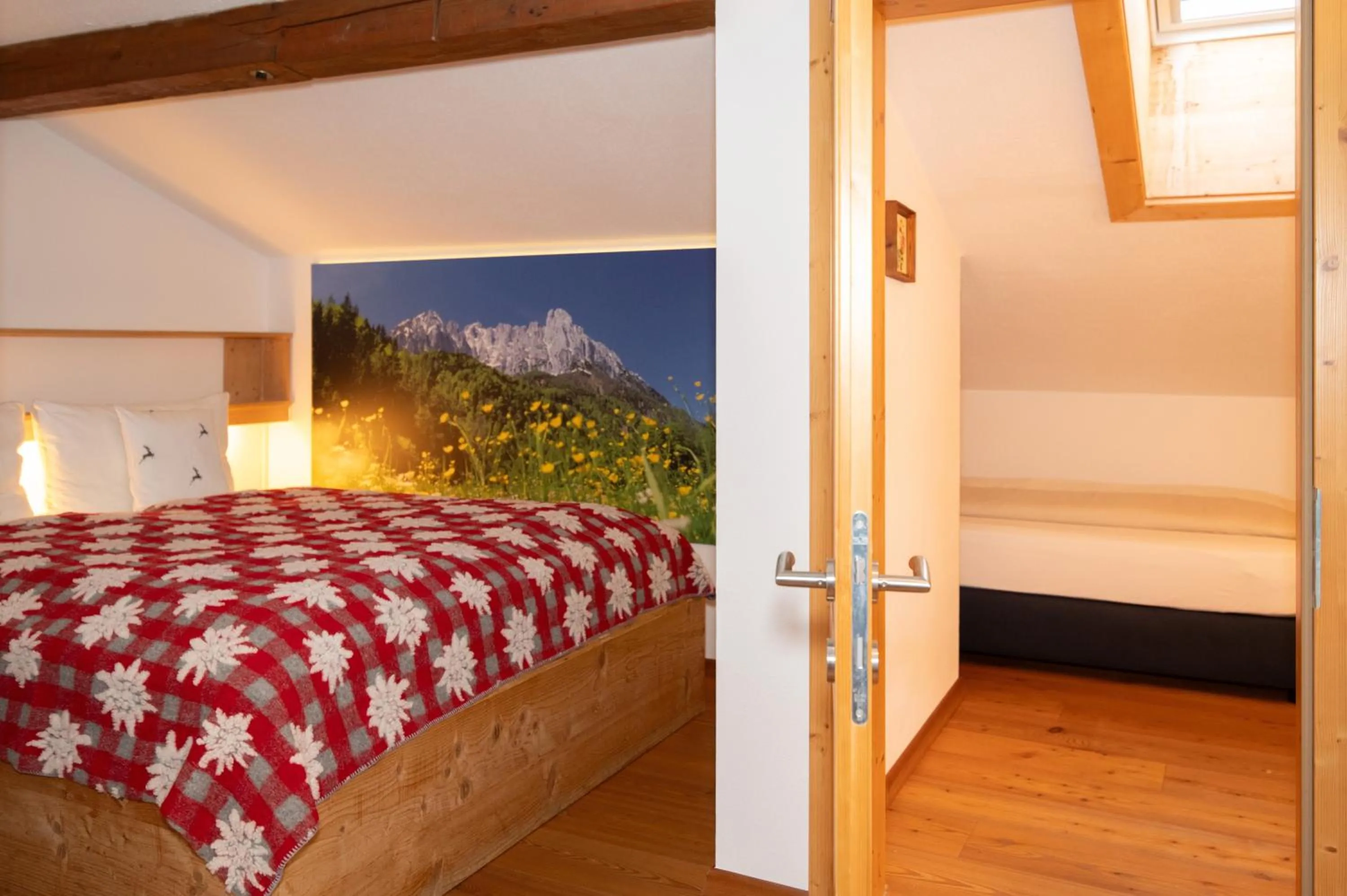 Living room, Bed in Gästehaus Bergstüberl