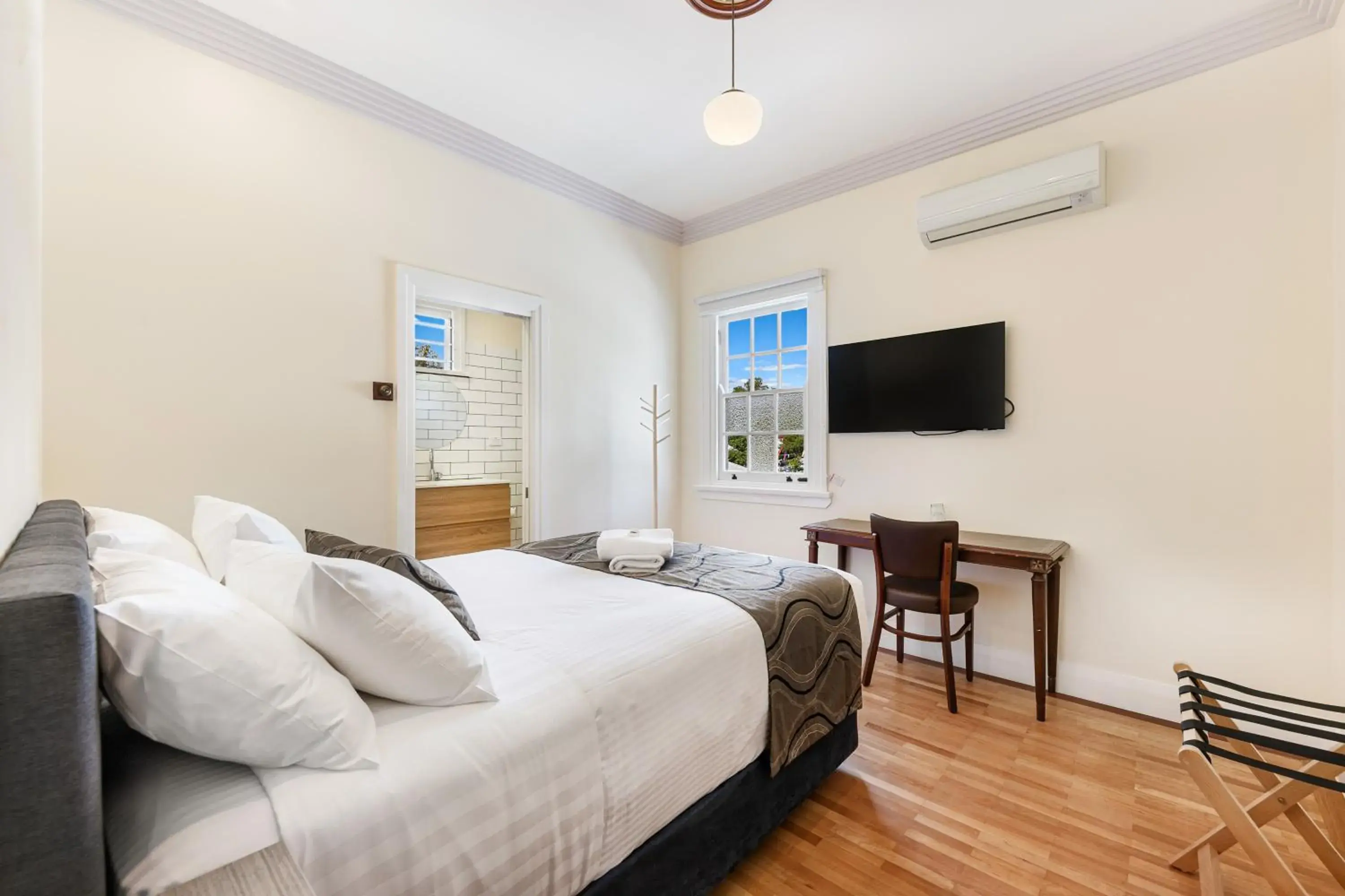 Queen Room with Private Bathroom in Canungra Hotel Queen Room with Private Bathroom in Canungra Hotel