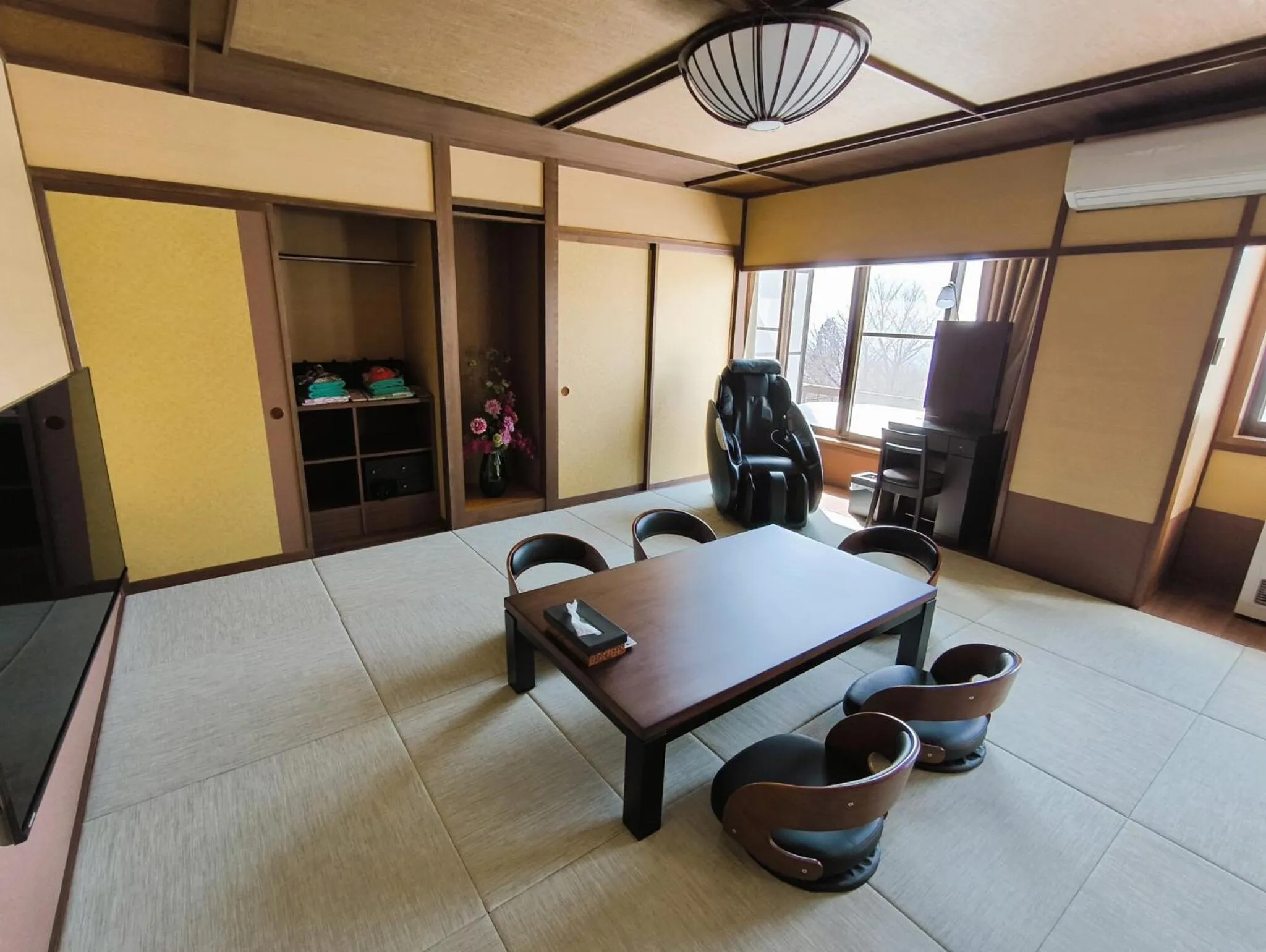 Photo of the whole room in Mogamitakayu Zenshichinoyu Ohira