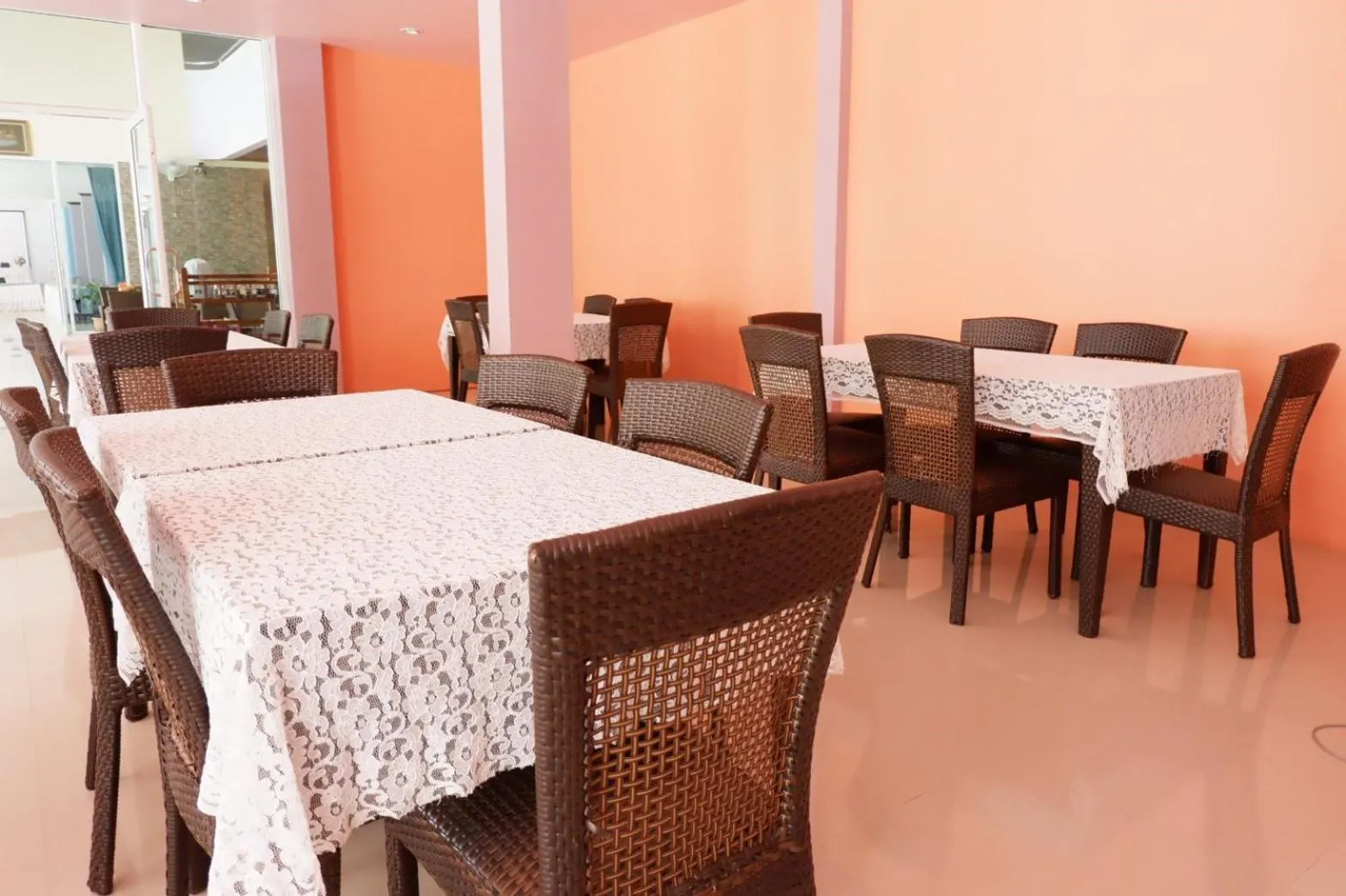 Restaurant/places to eat in Na Chaidej hotel