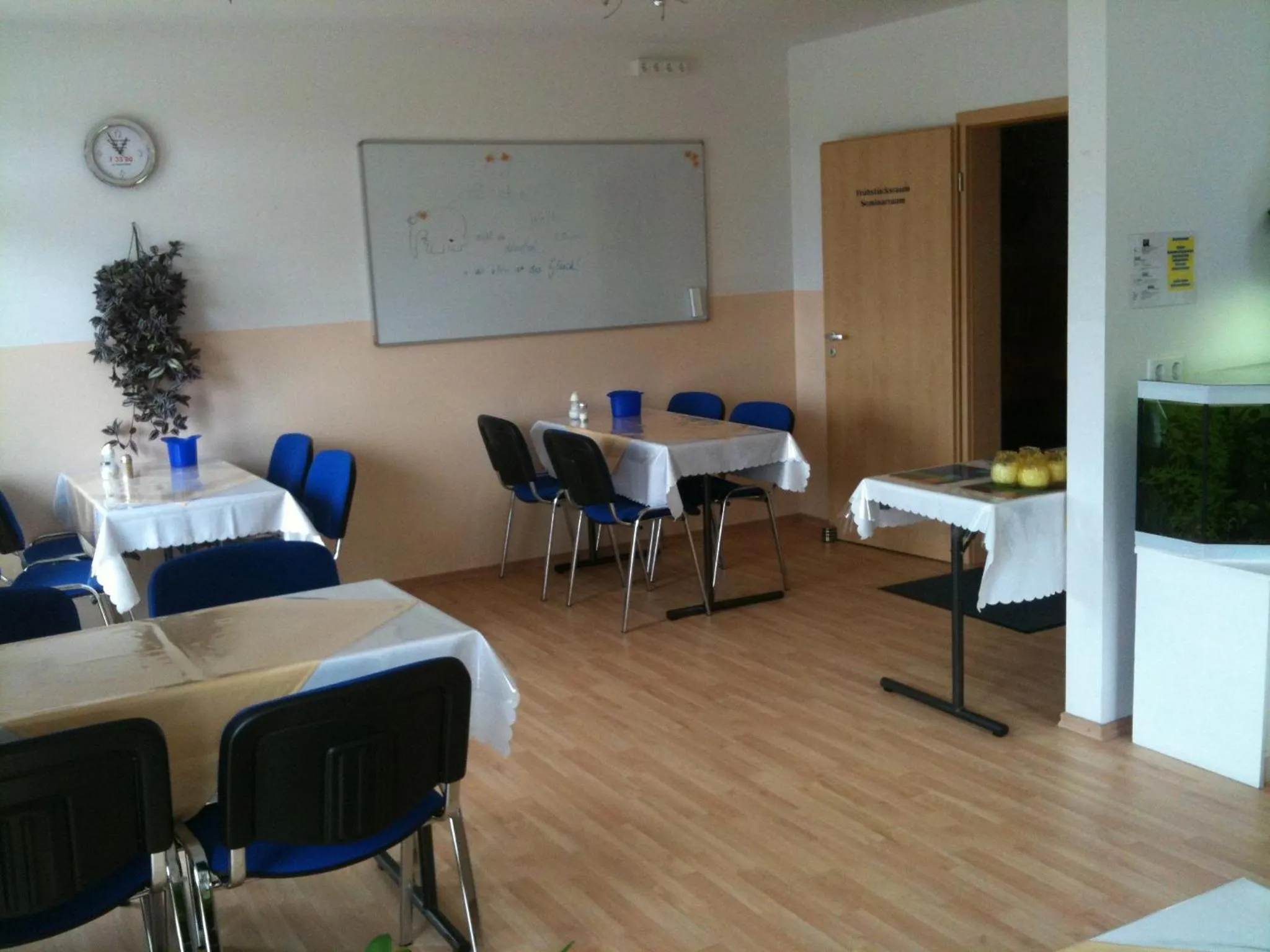 Restaurant/places to eat in i-Motel