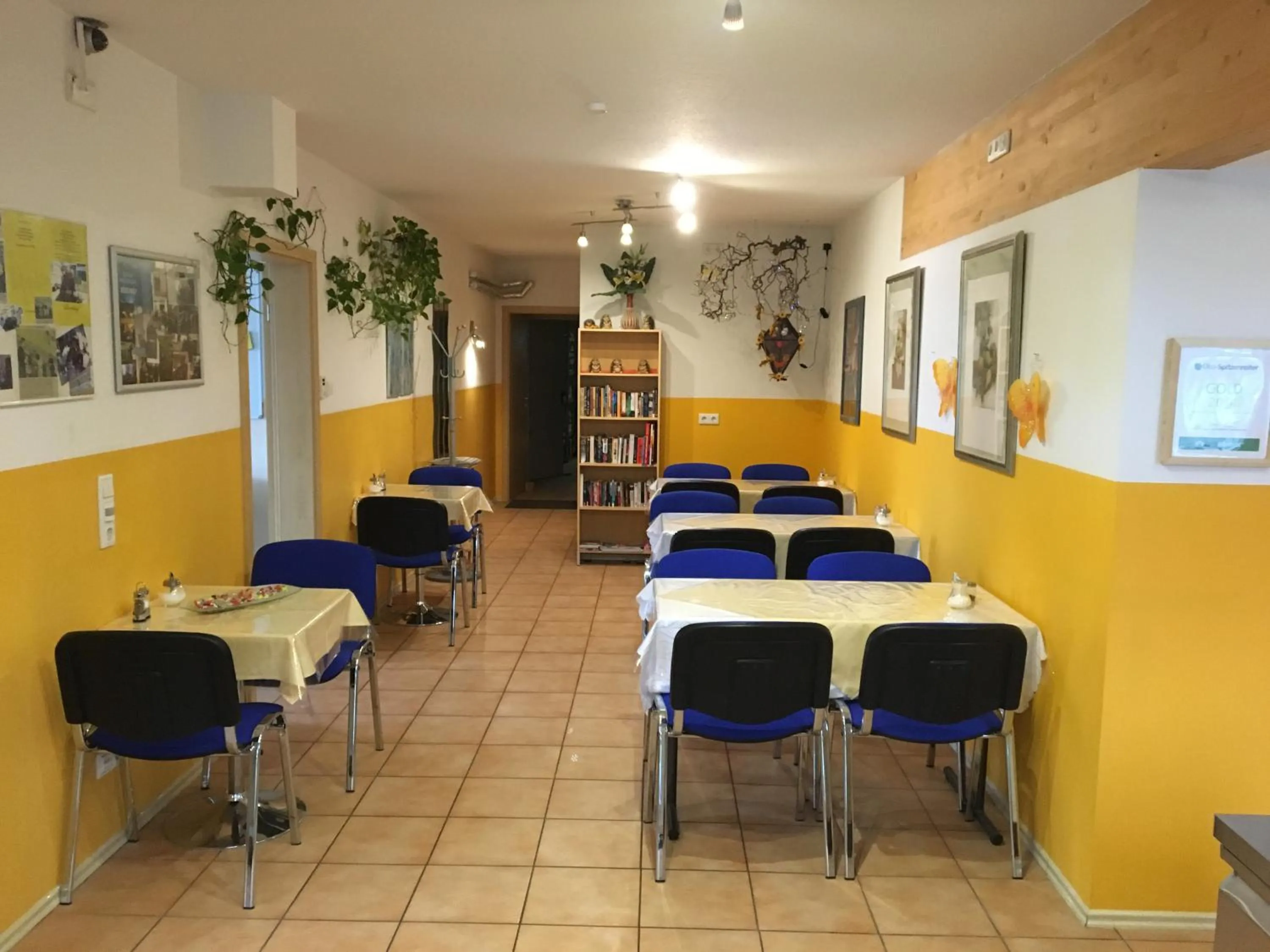 Buffet breakfast in i-Motel