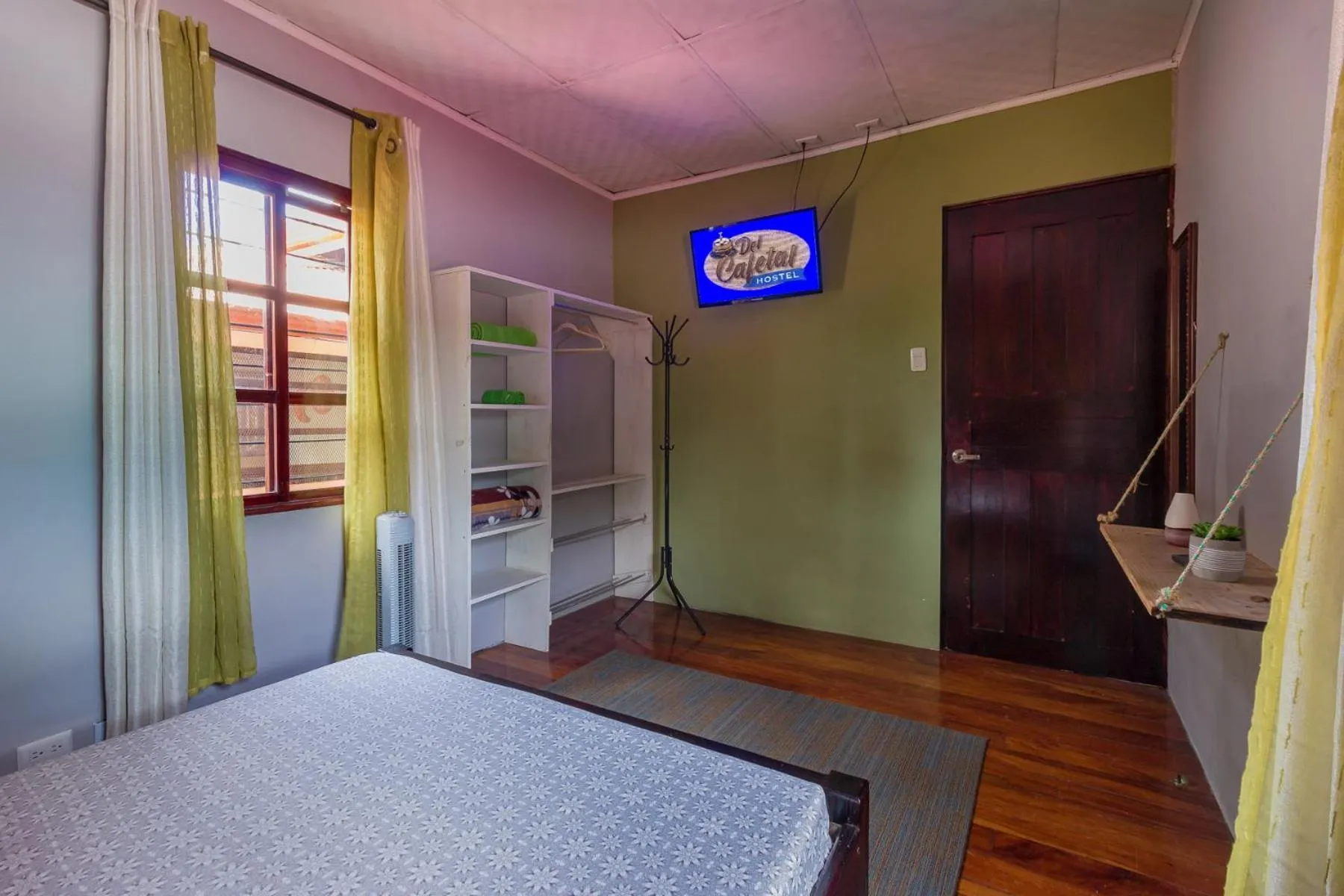 Photo of the whole room, Bed in Delcafetalcr