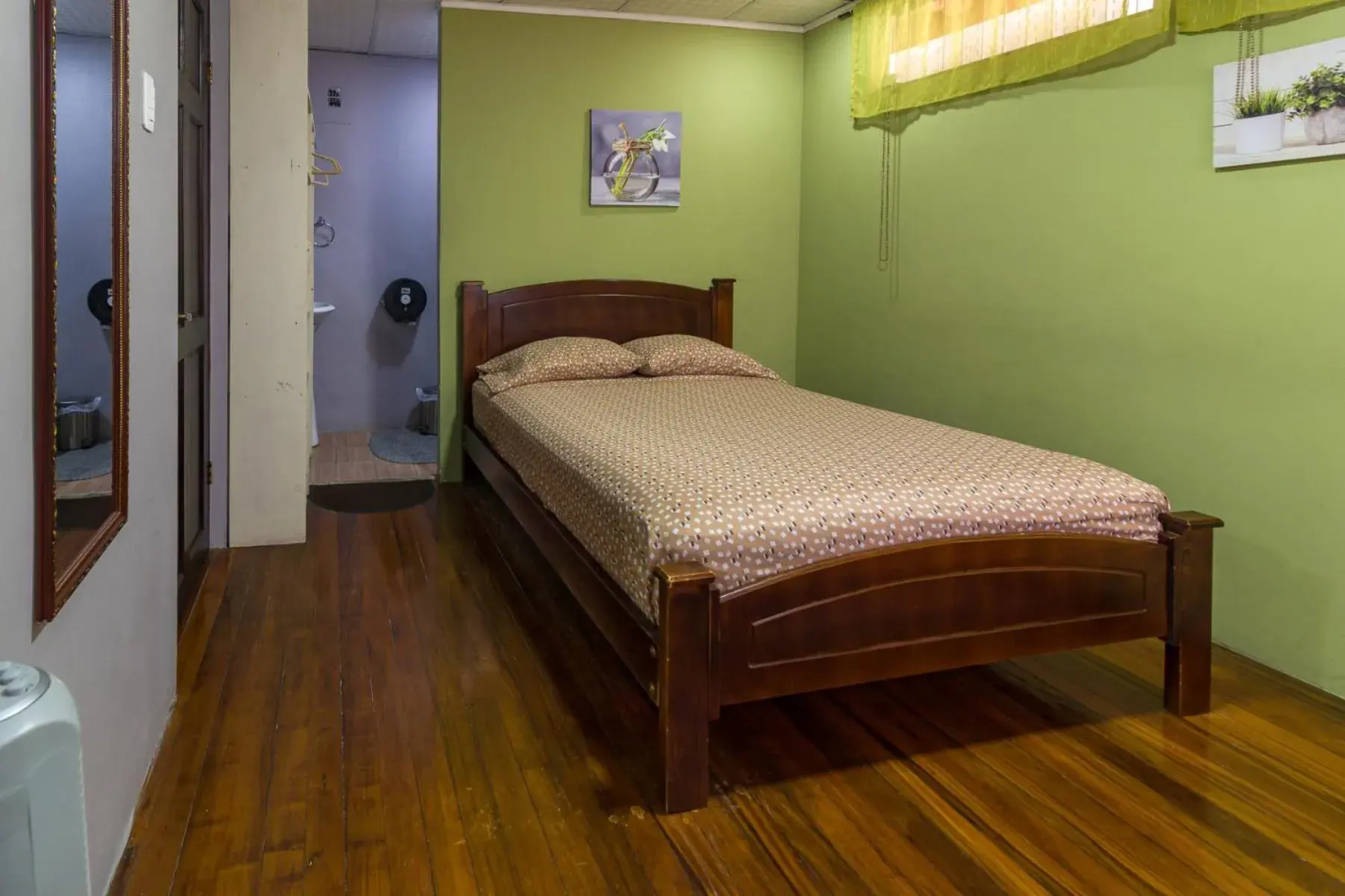 Double Room with Private Bathroom - single occupancy in Delcafetalcr Double Room with Private Bathroom - single occupancy in Delcafetalcr