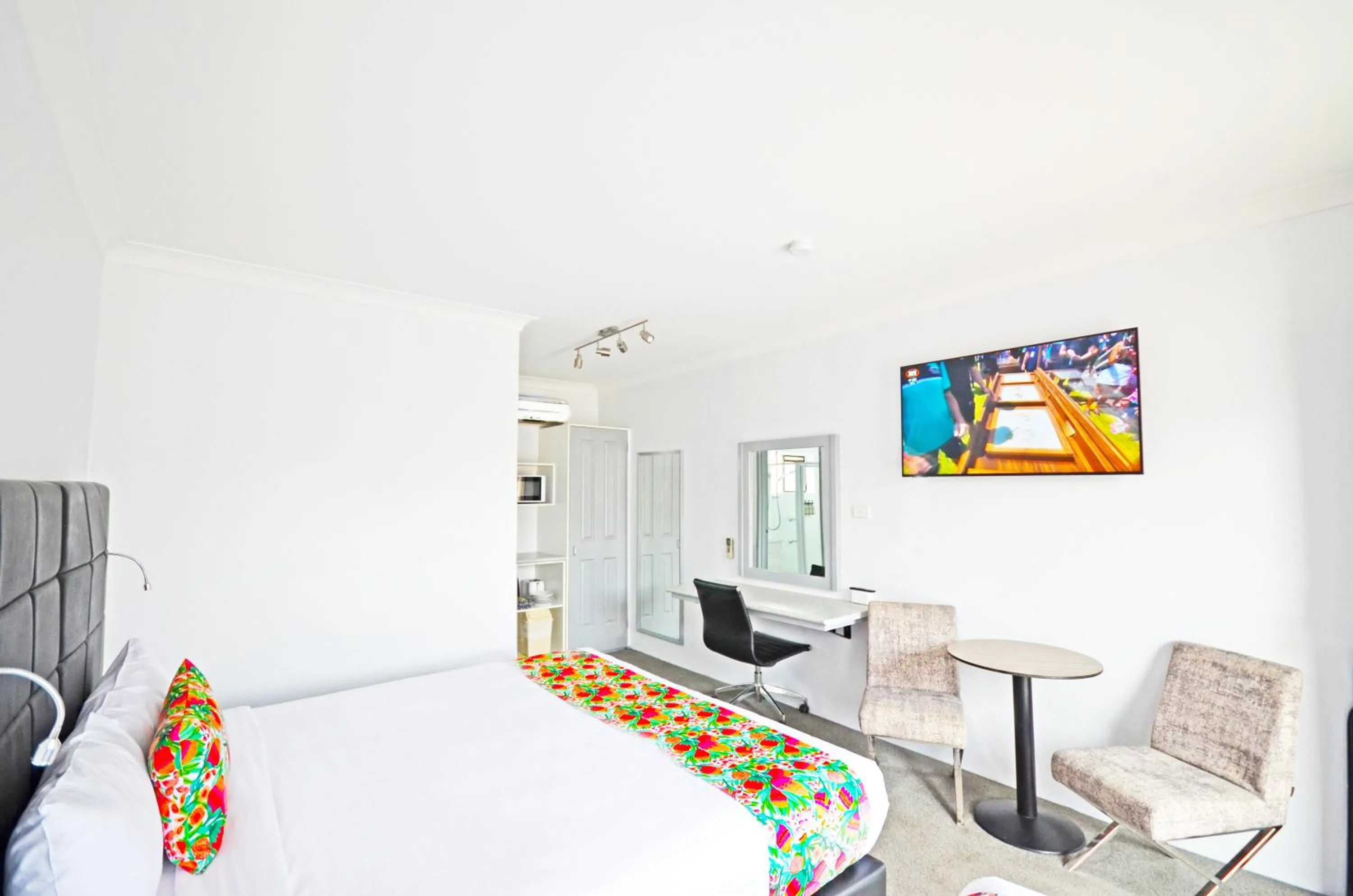 Bed in Ben Chifley Motor Inn