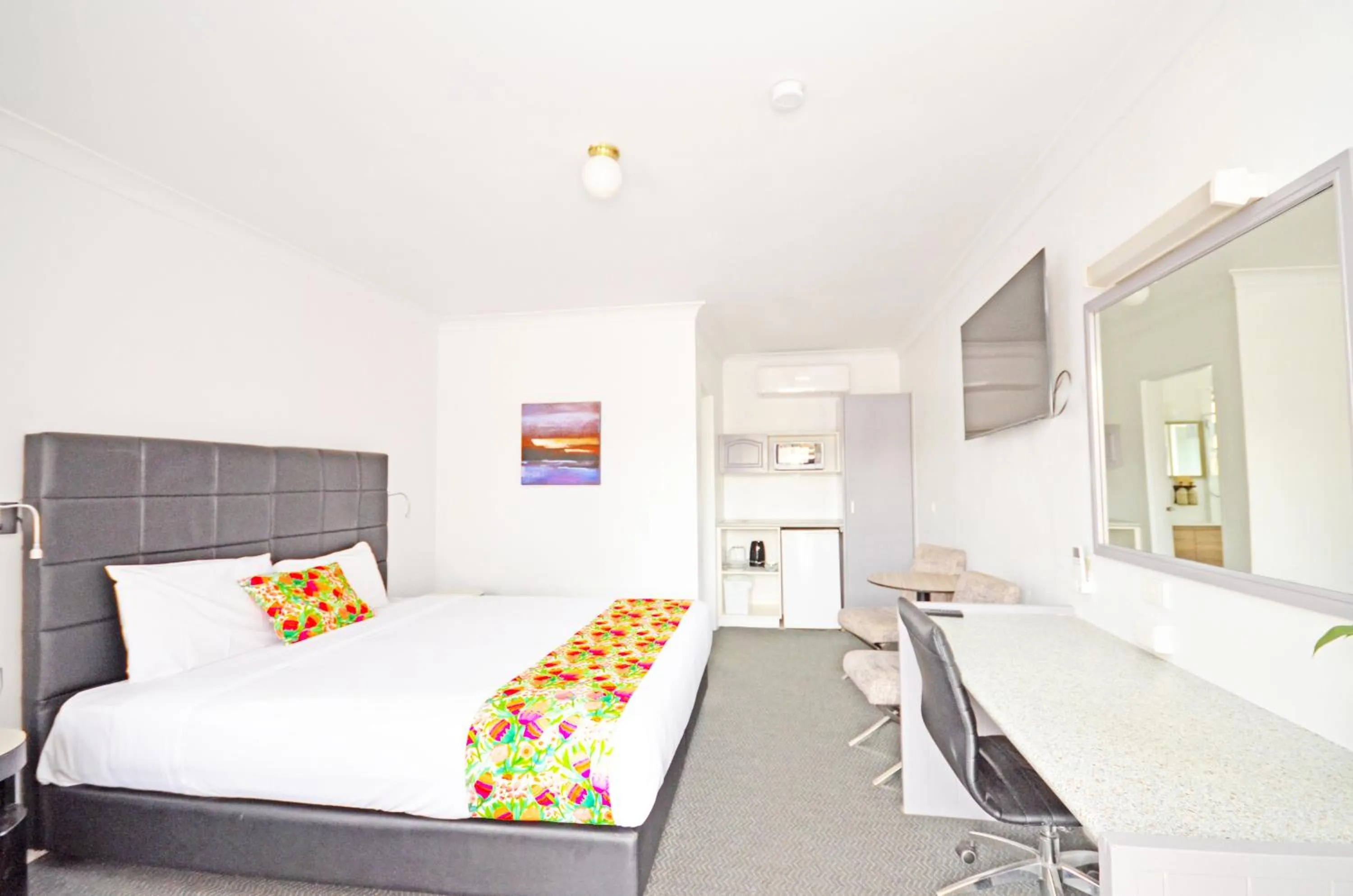 Bed in Ben Chifley Motor Inn