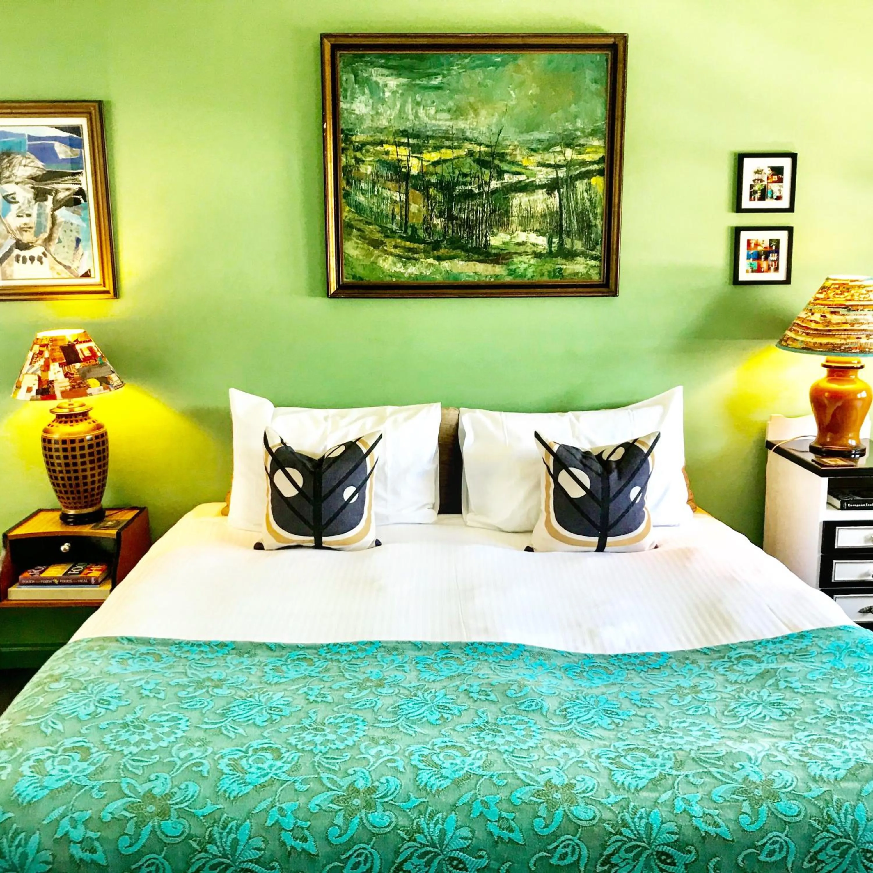 Bed in Vine Valley Inn