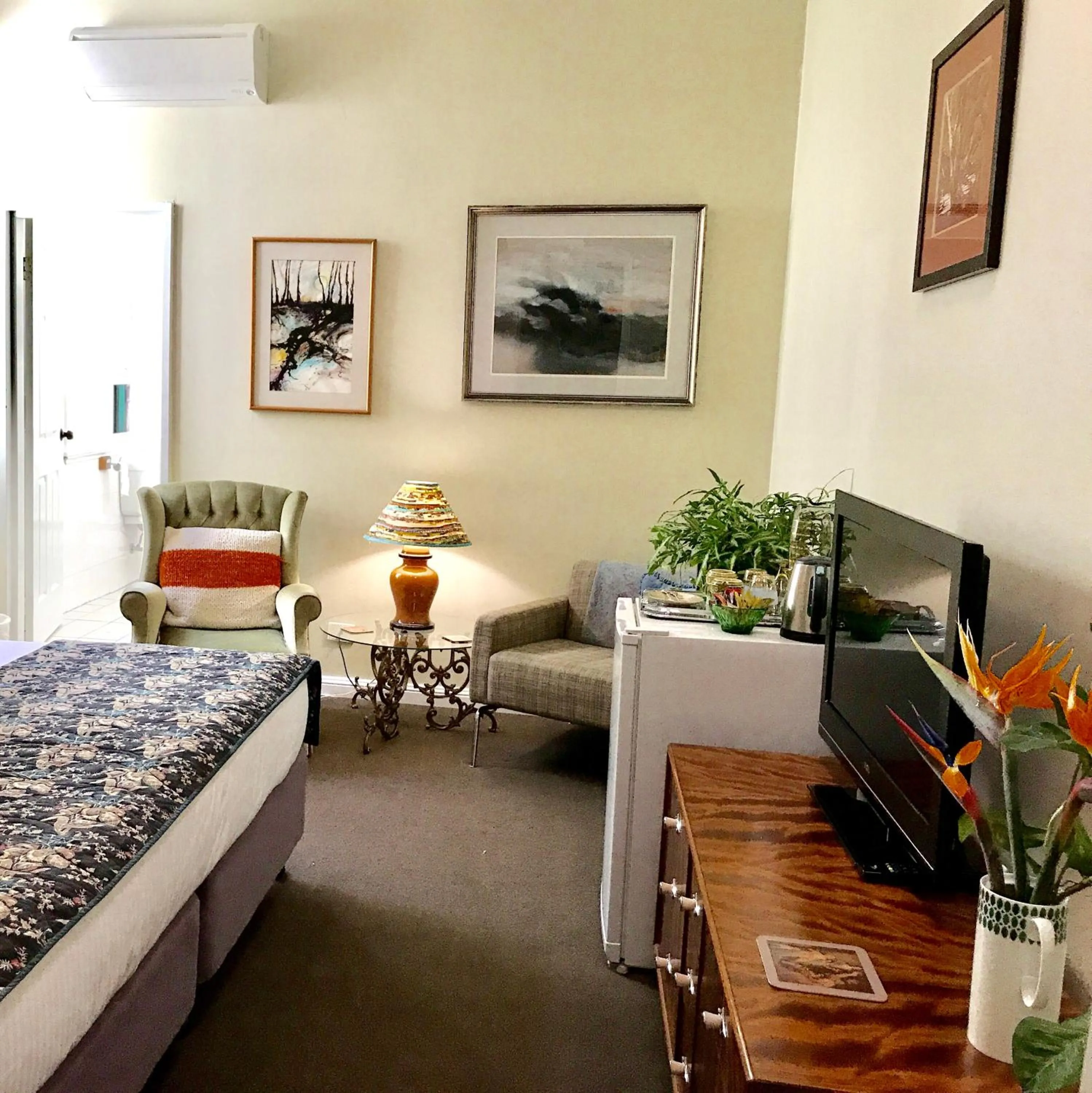 Shower, Bed in Vine Valley Inn