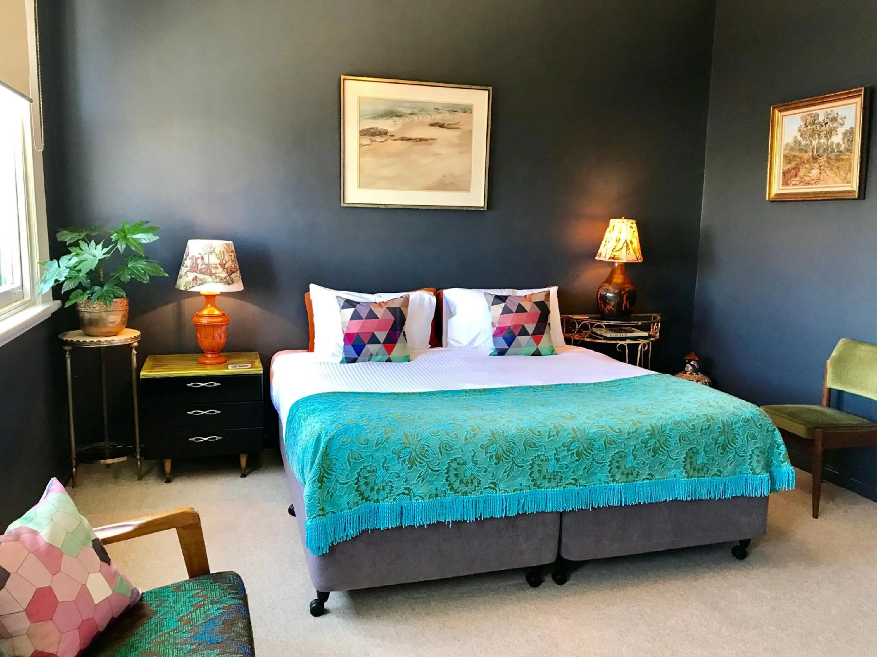 Bathroom, Bed in Vine Valley Inn