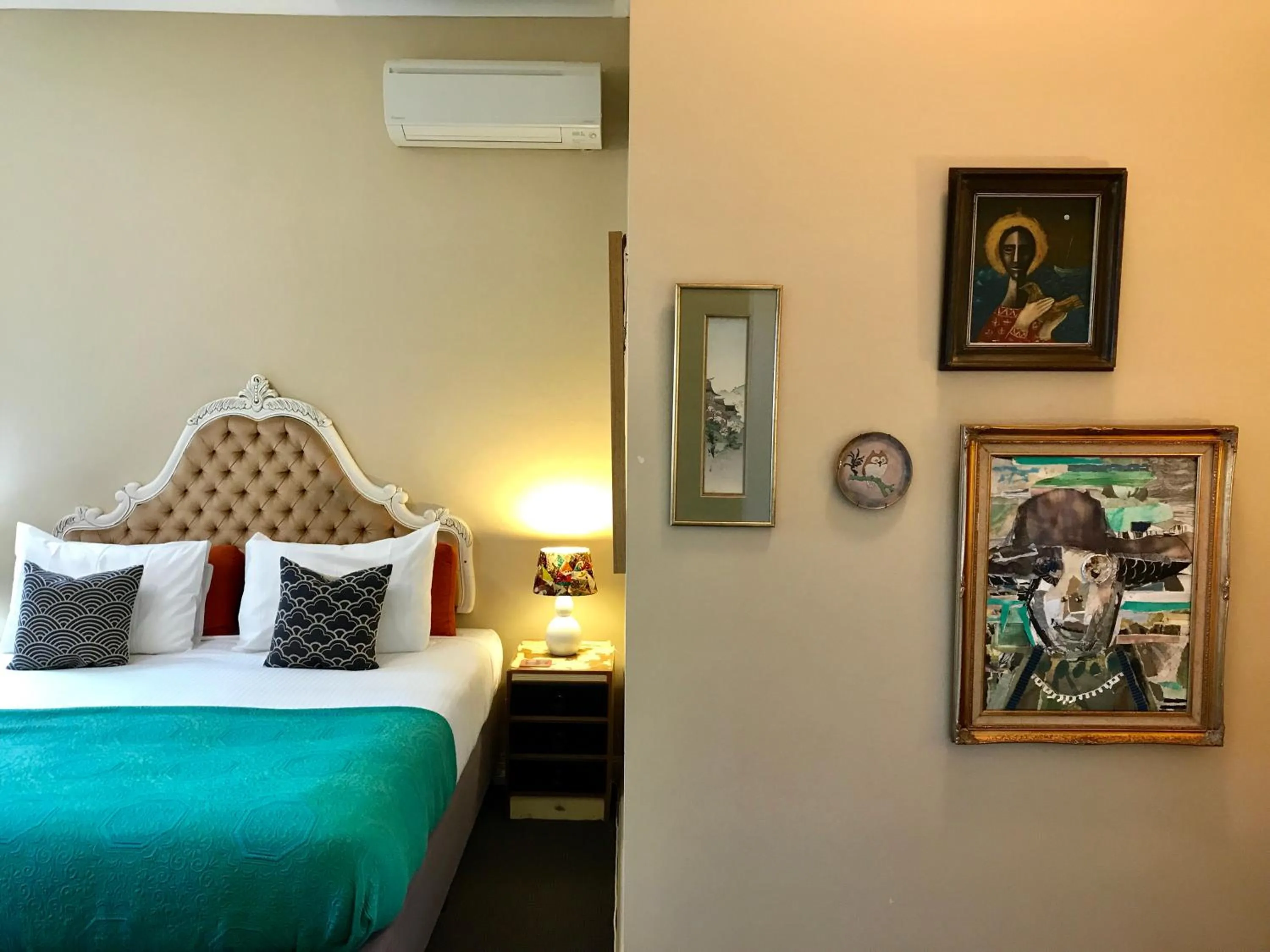 Decorative detail, Bed in Vine Valley Inn