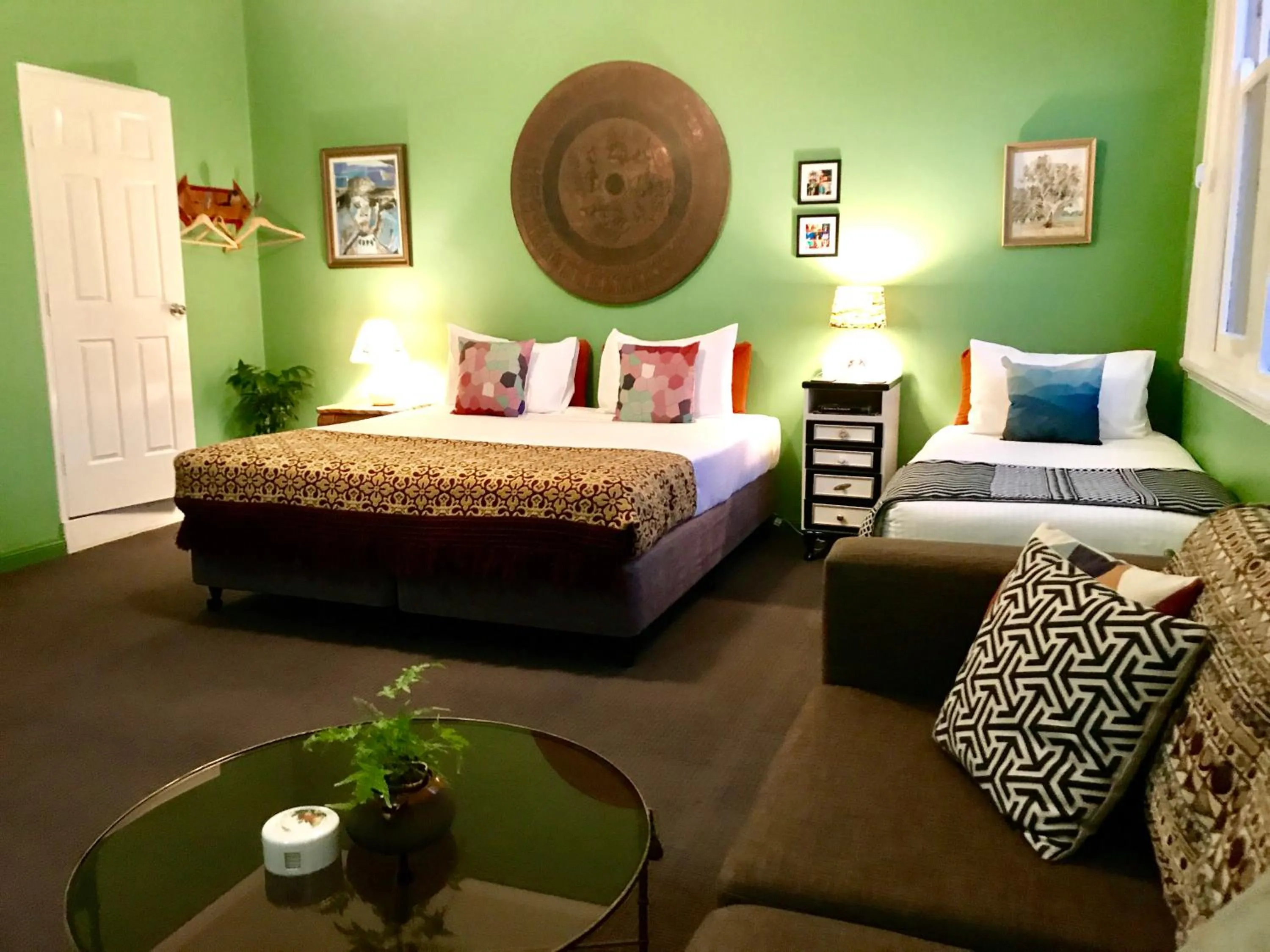 Shower, Bed in Vine Valley Inn