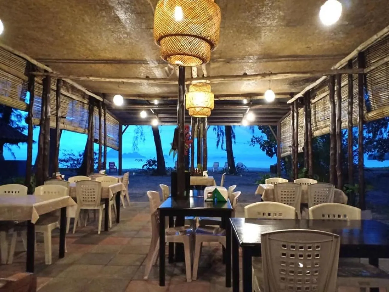 Restaurant/places to eat in Sand Beach Bungalow