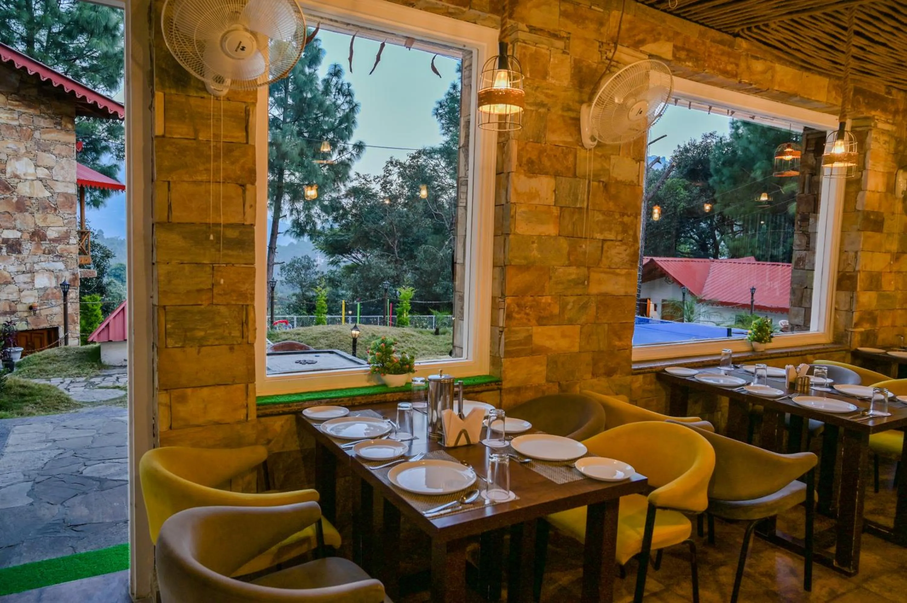 Restaurant/places to eat in The Nature's Green Resort, Bhimtal, Nainital