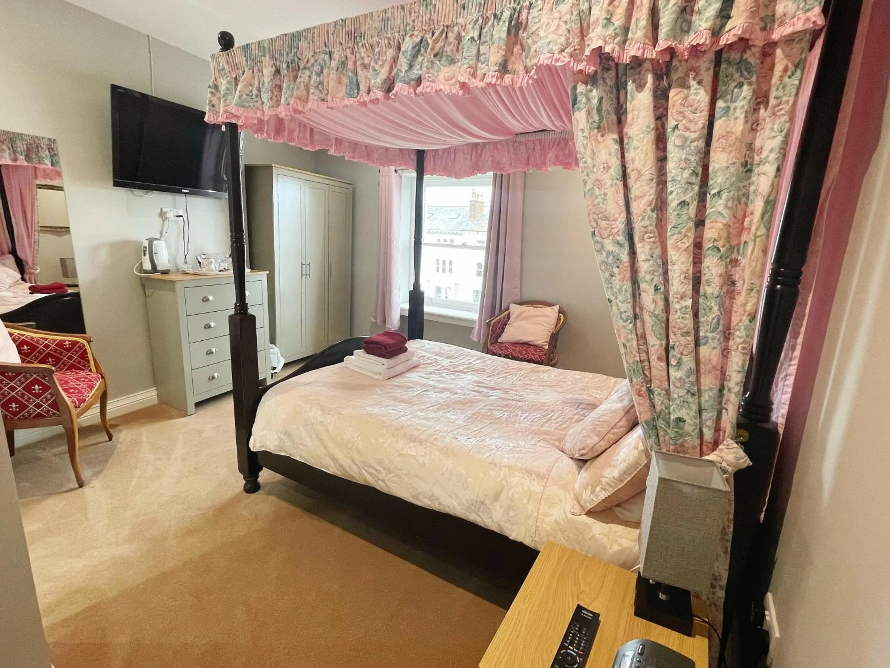 Bedroom, Bed in White Court Llandudno