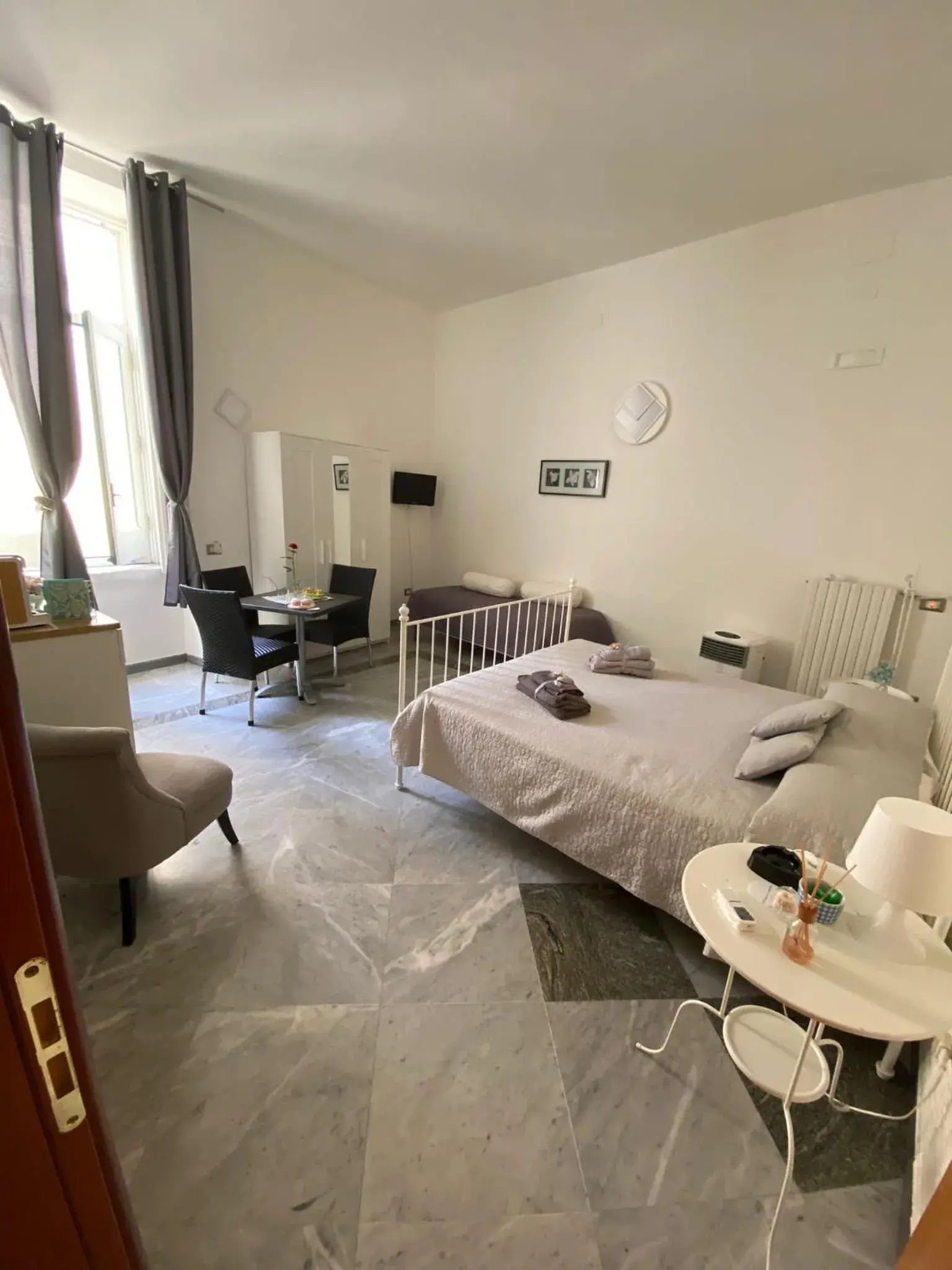 Double Room in le ginestre in centro Double Room in le ginestre in centro
