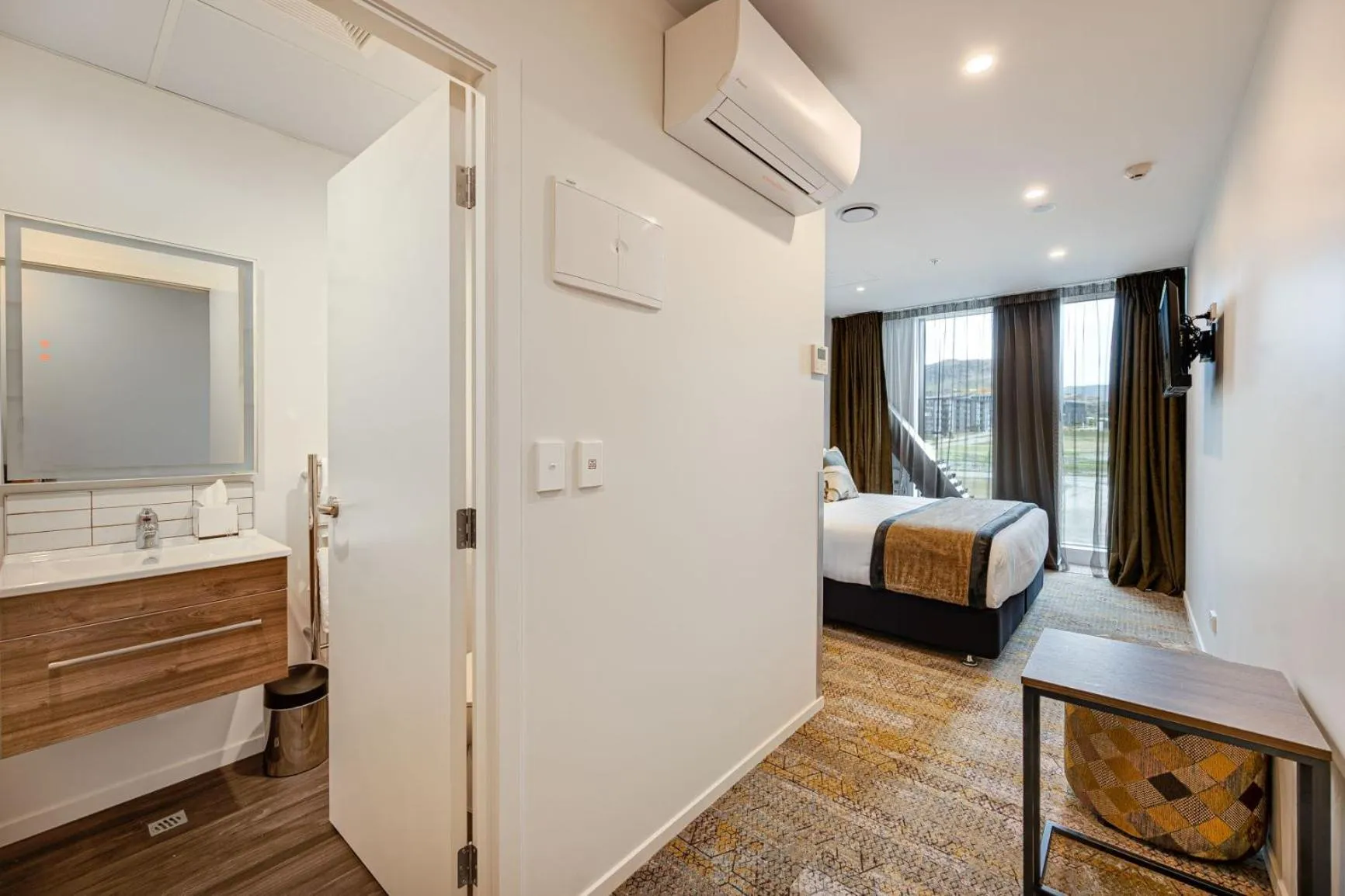 Bathroom, Bed in La Quinta by Wyndham Remarkables Park Queenstown