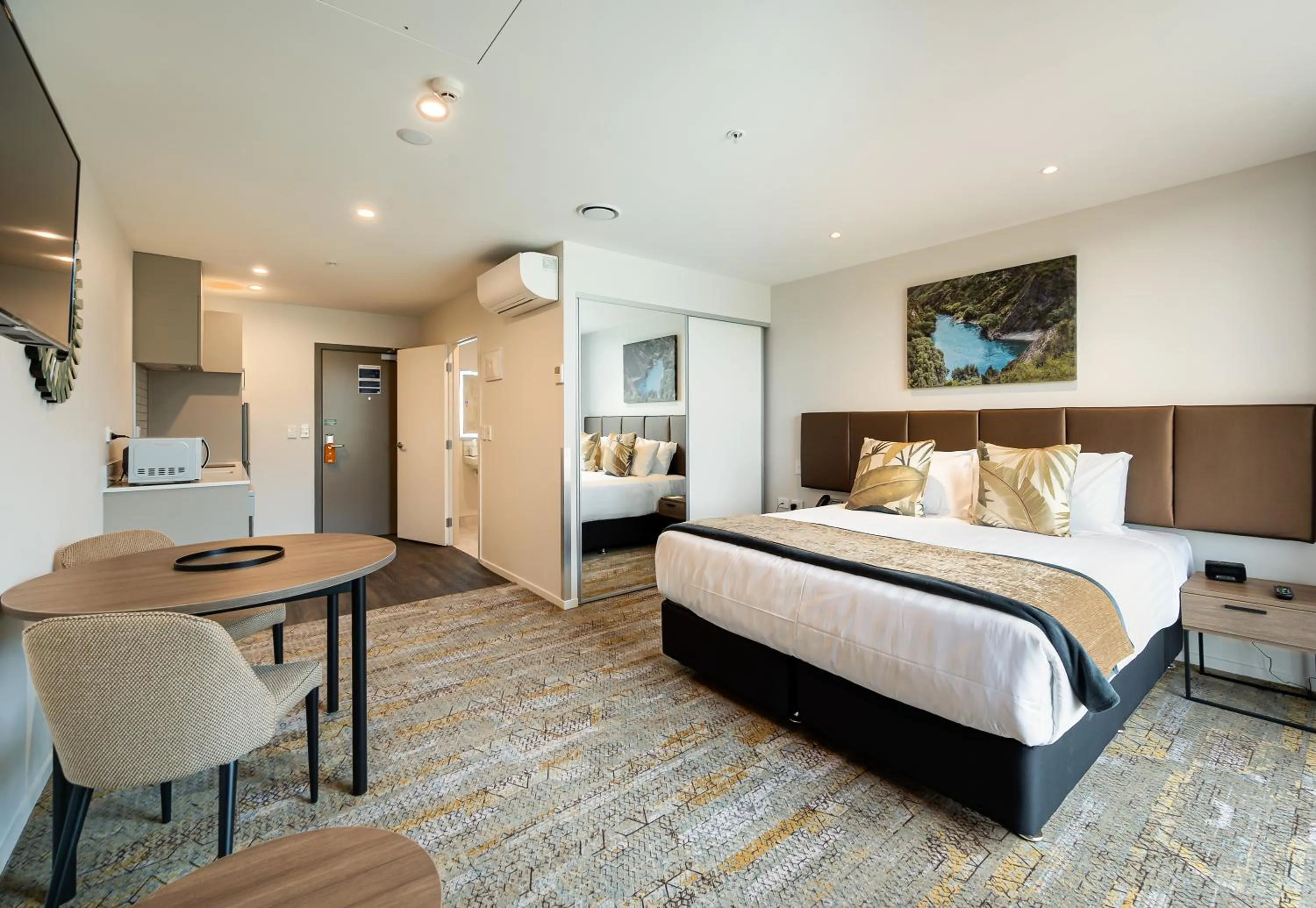 Shower, Bed in La Quinta by Wyndham Remarkables Park Queenstown