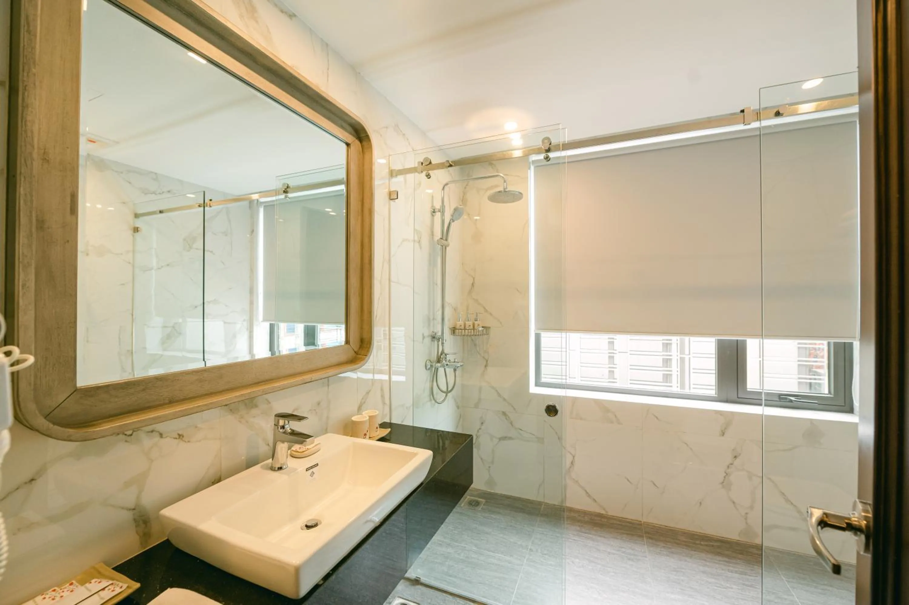 Toilet in Marigold Hotel Hanoi