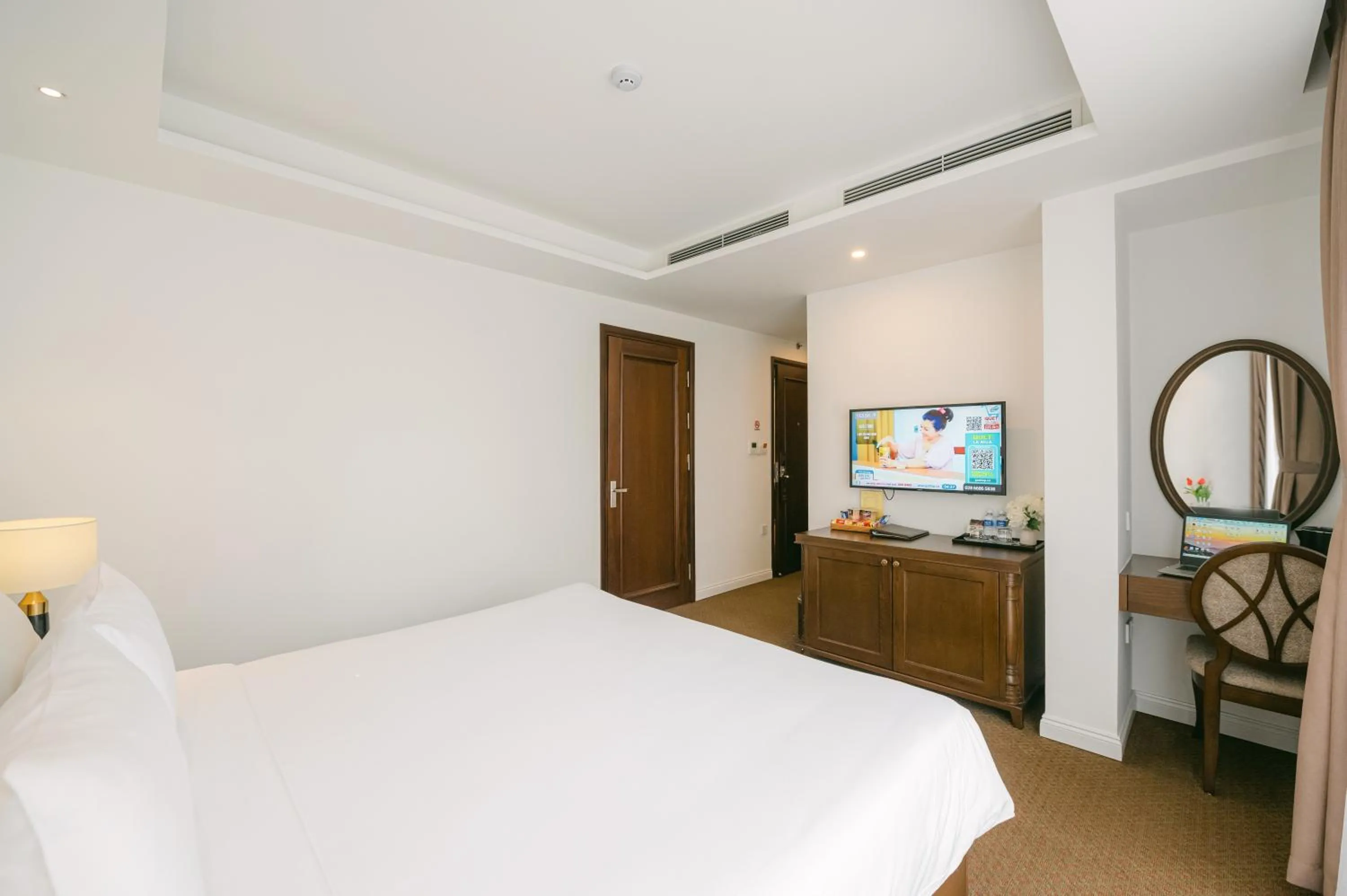 Communal lounge/ TV room, Bed in Marigold Hotel Hanoi