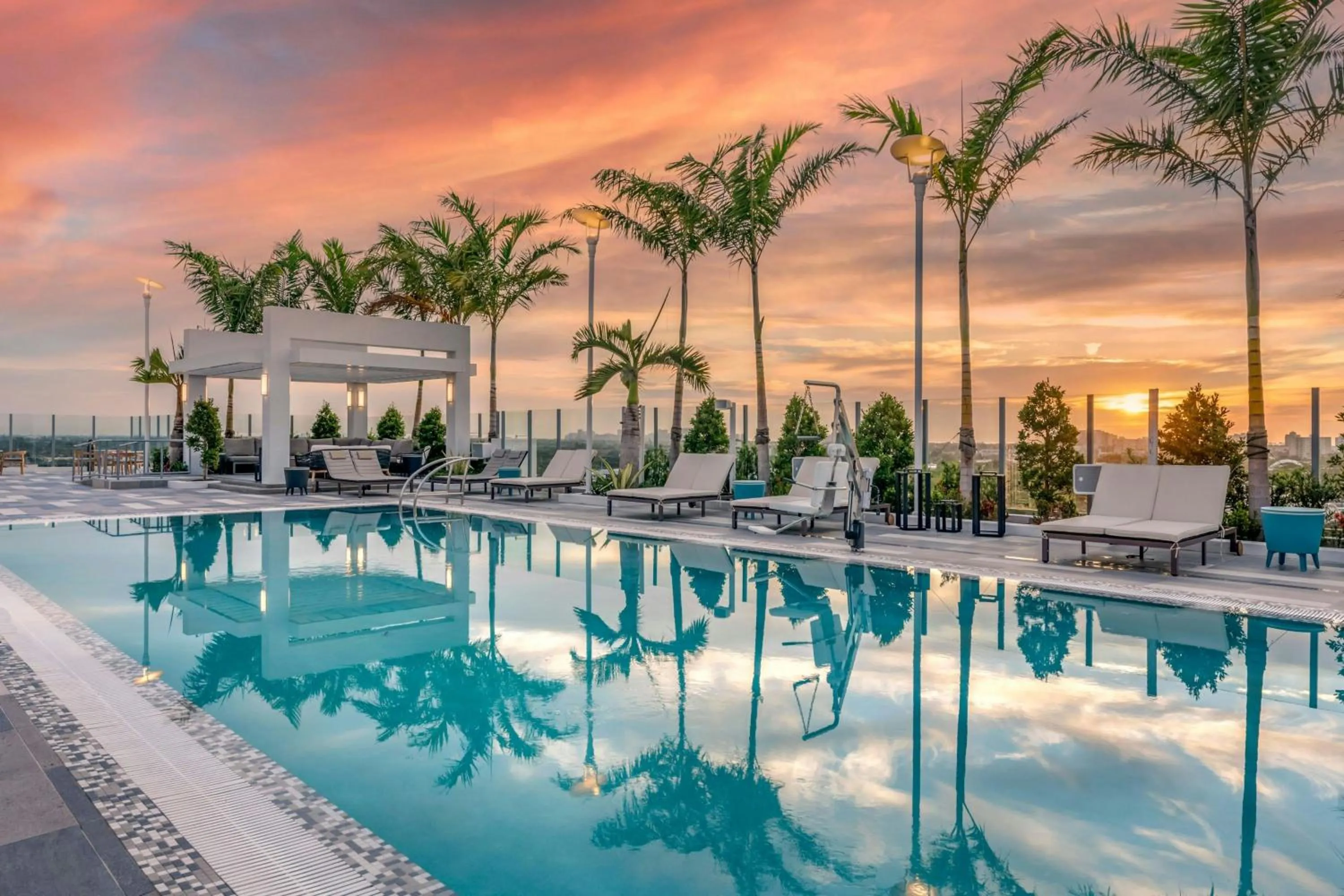 Swimming pool in Courtyard by Marriott Fort Lauderdale Downtown
