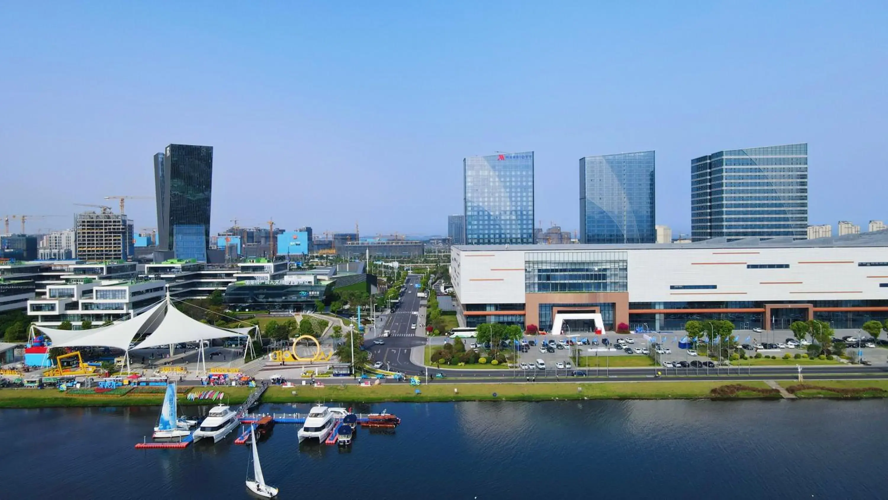 Deluxe guest room with 2 double beds, sofa bed and bay view in Fuzhou Marriott Hotel Riverside Deluxe guest room with 2 double beds, sofa bed and bay view in Fuzhou Marriott Hotel Riverside
