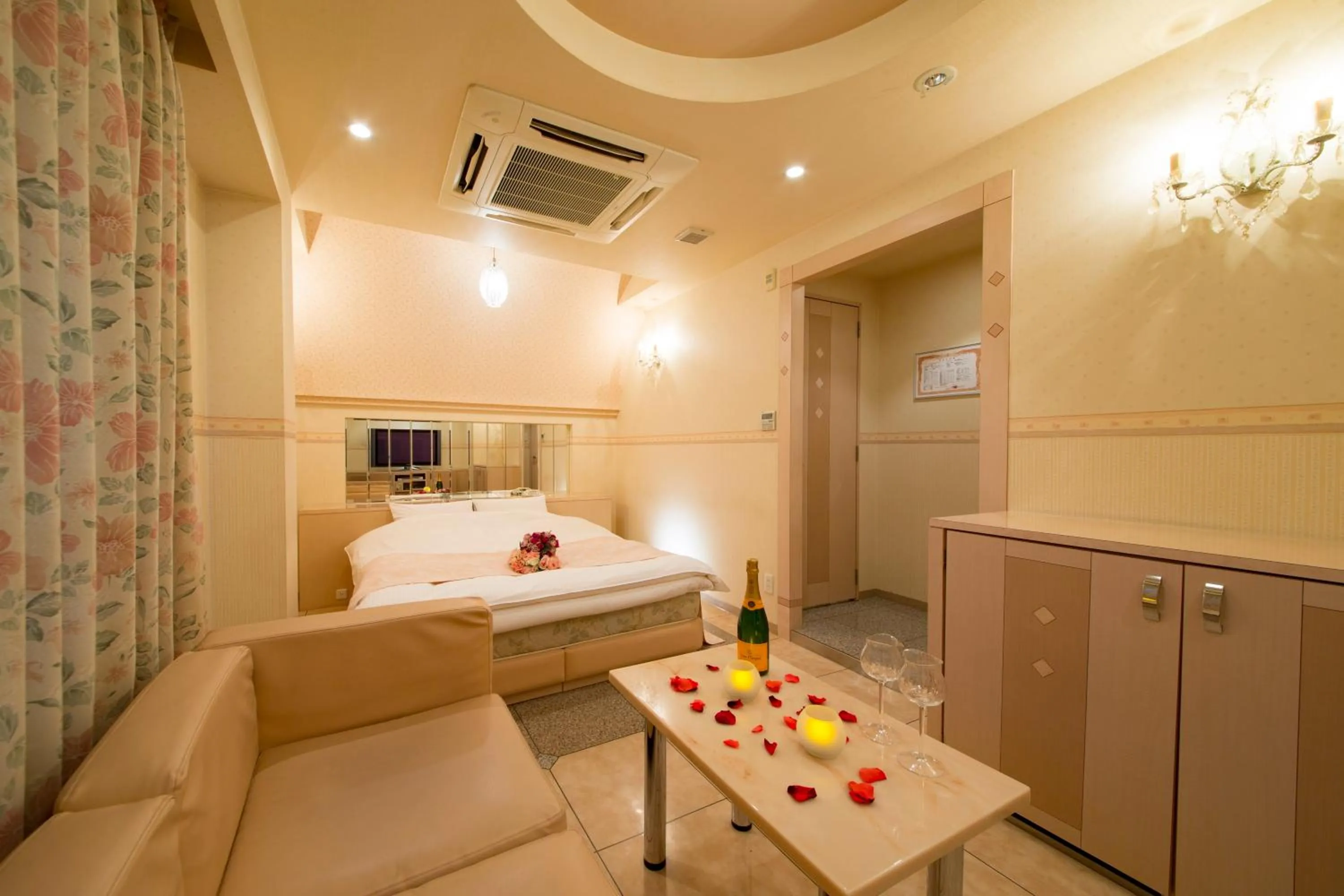 Photo of the whole room, Bed in HOTEL THE i Adult only