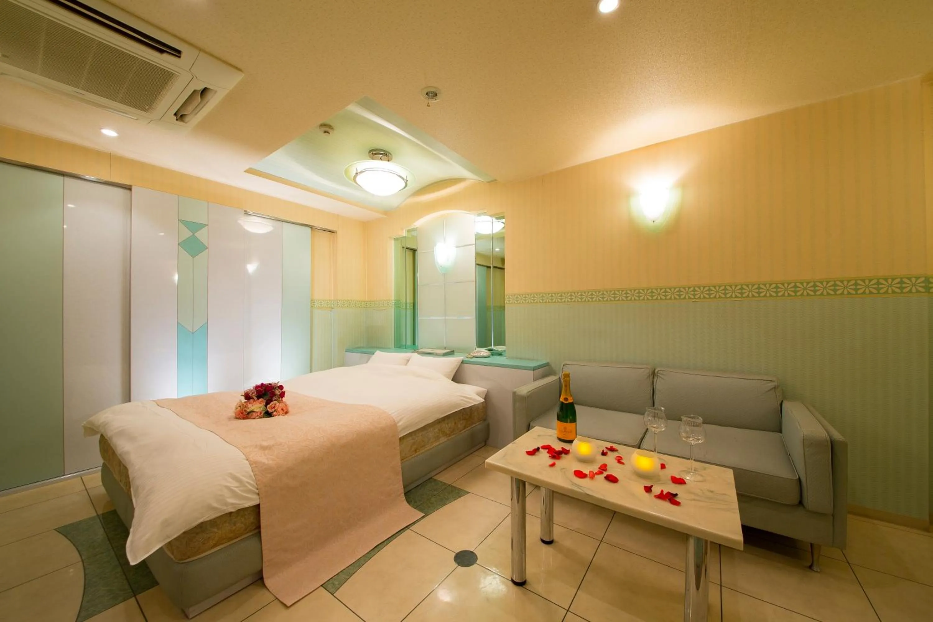 Living room, Bed in HOTEL THE i Adult only