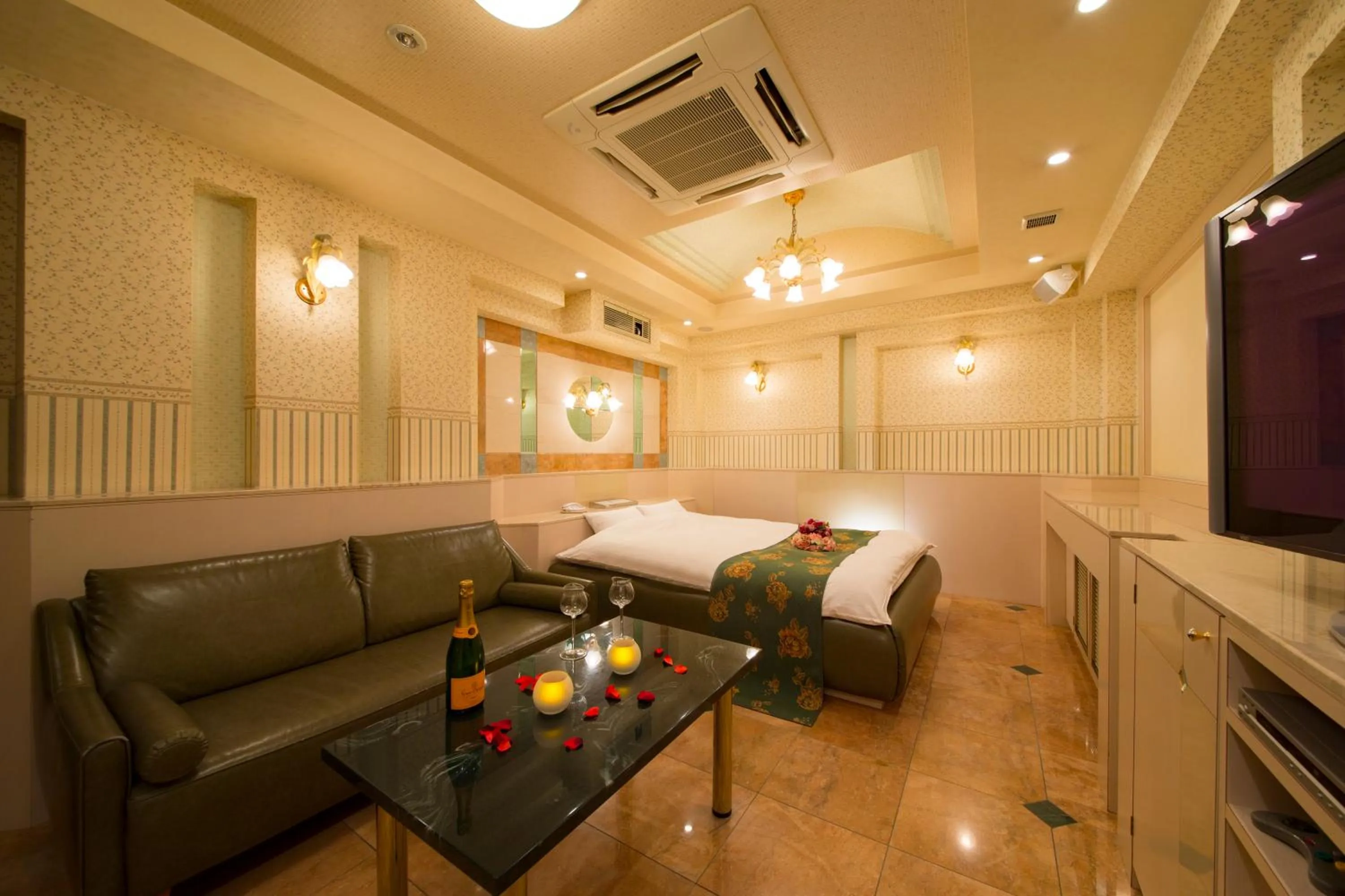 Photo of the whole room, Bed in HOTEL THE i Adult only