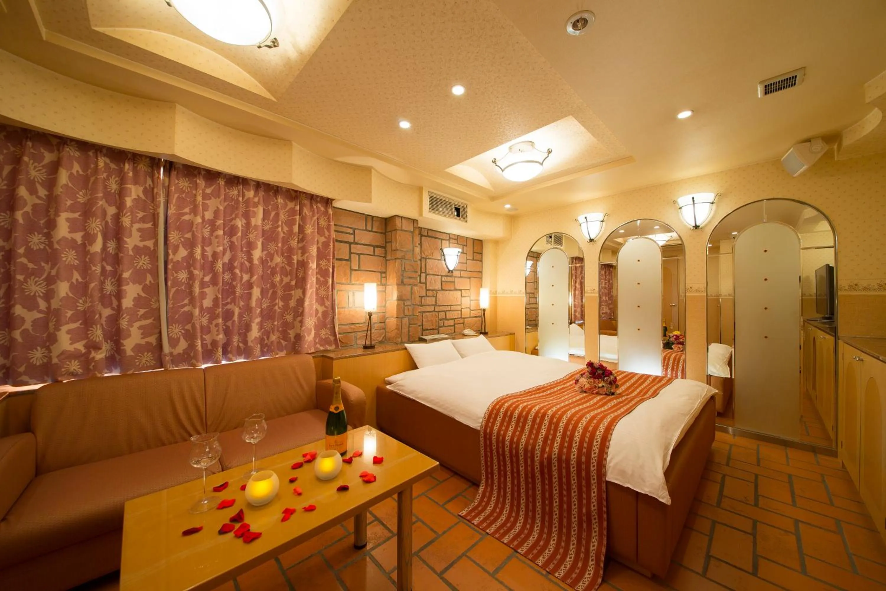 Photo of the whole room, Bed in HOTEL THE i Adult only