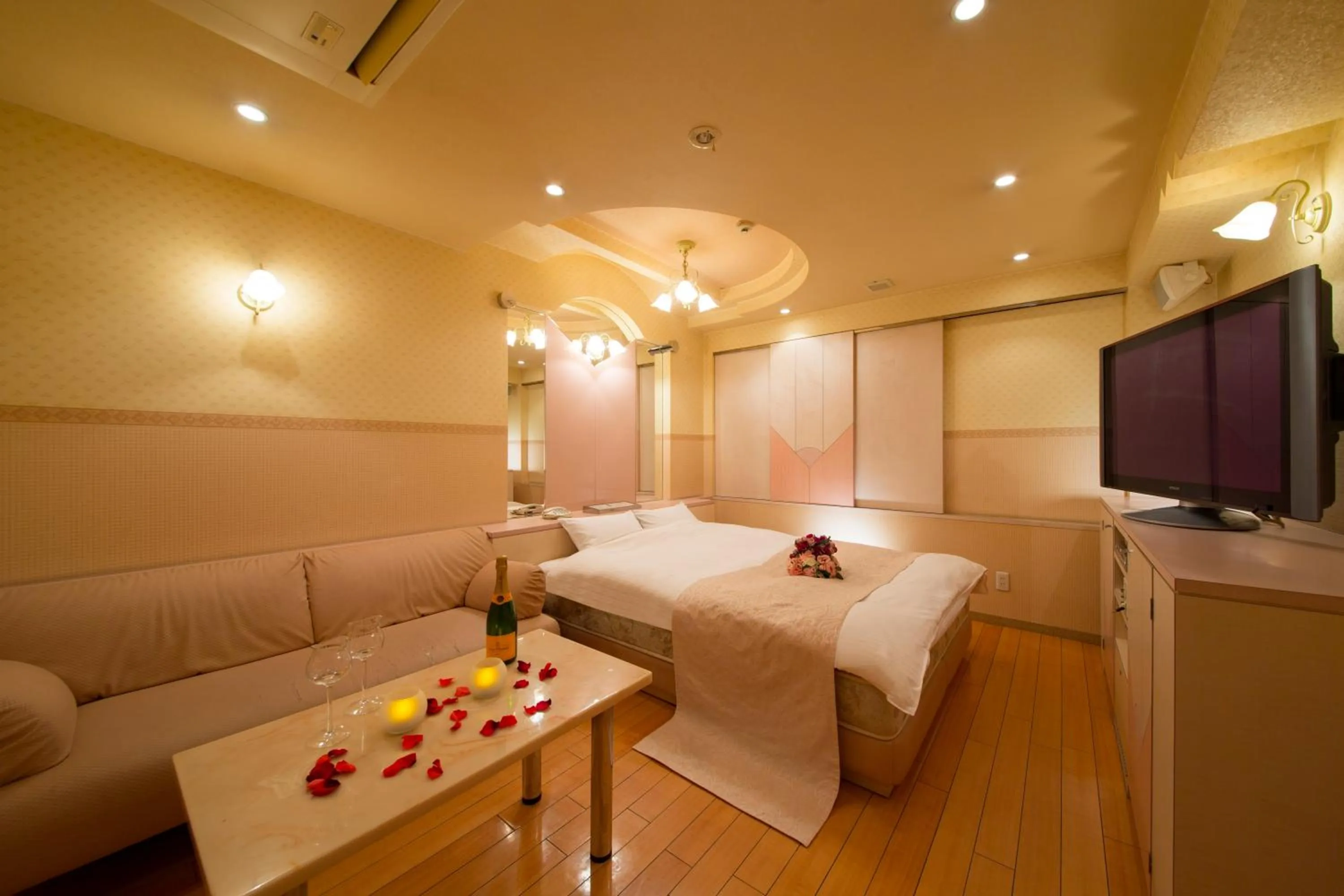 Photo of the whole room, Bed in HOTEL THE i Adult only