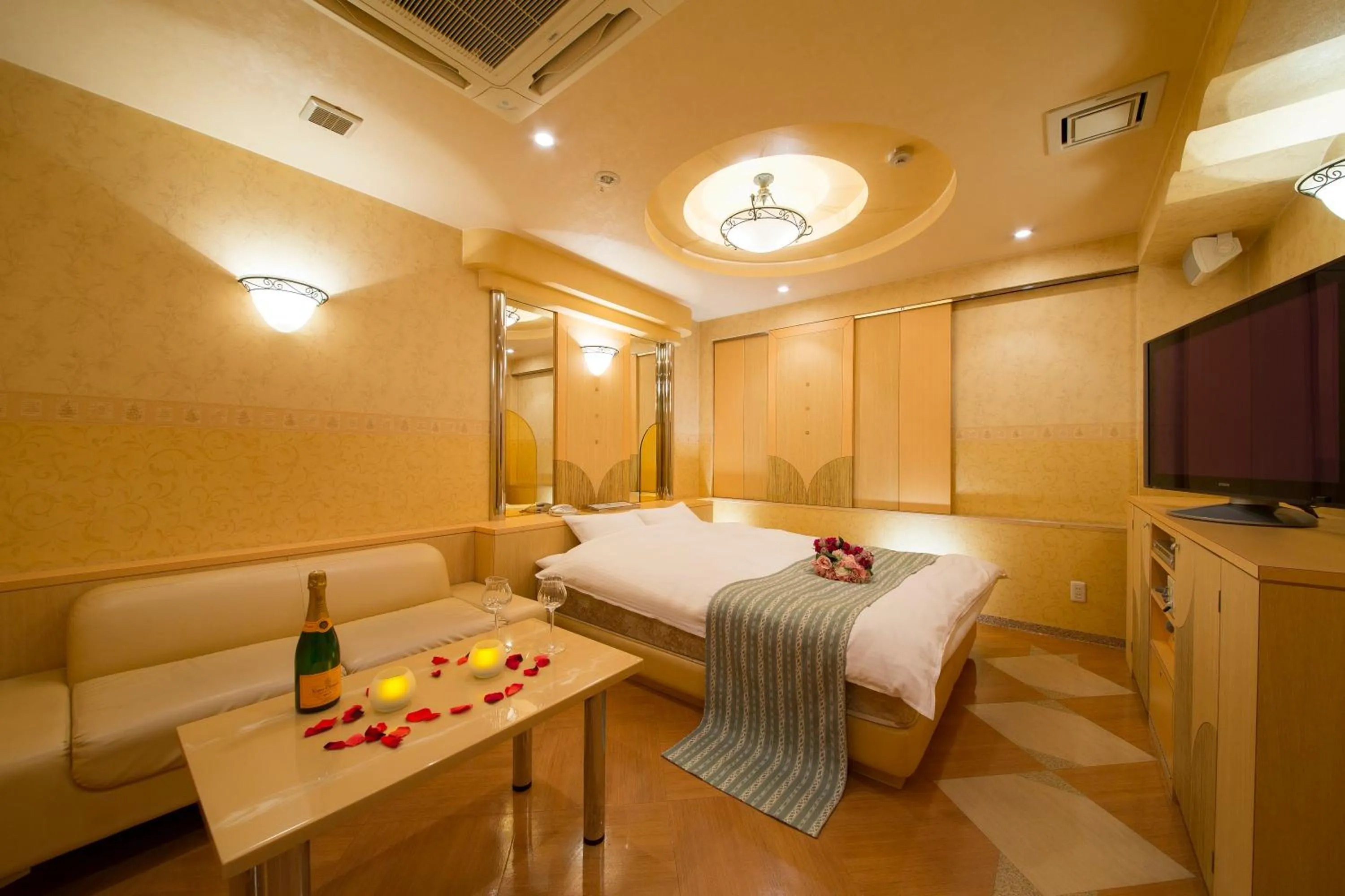 Photo of the whole room, Bed in HOTEL THE i Adult only