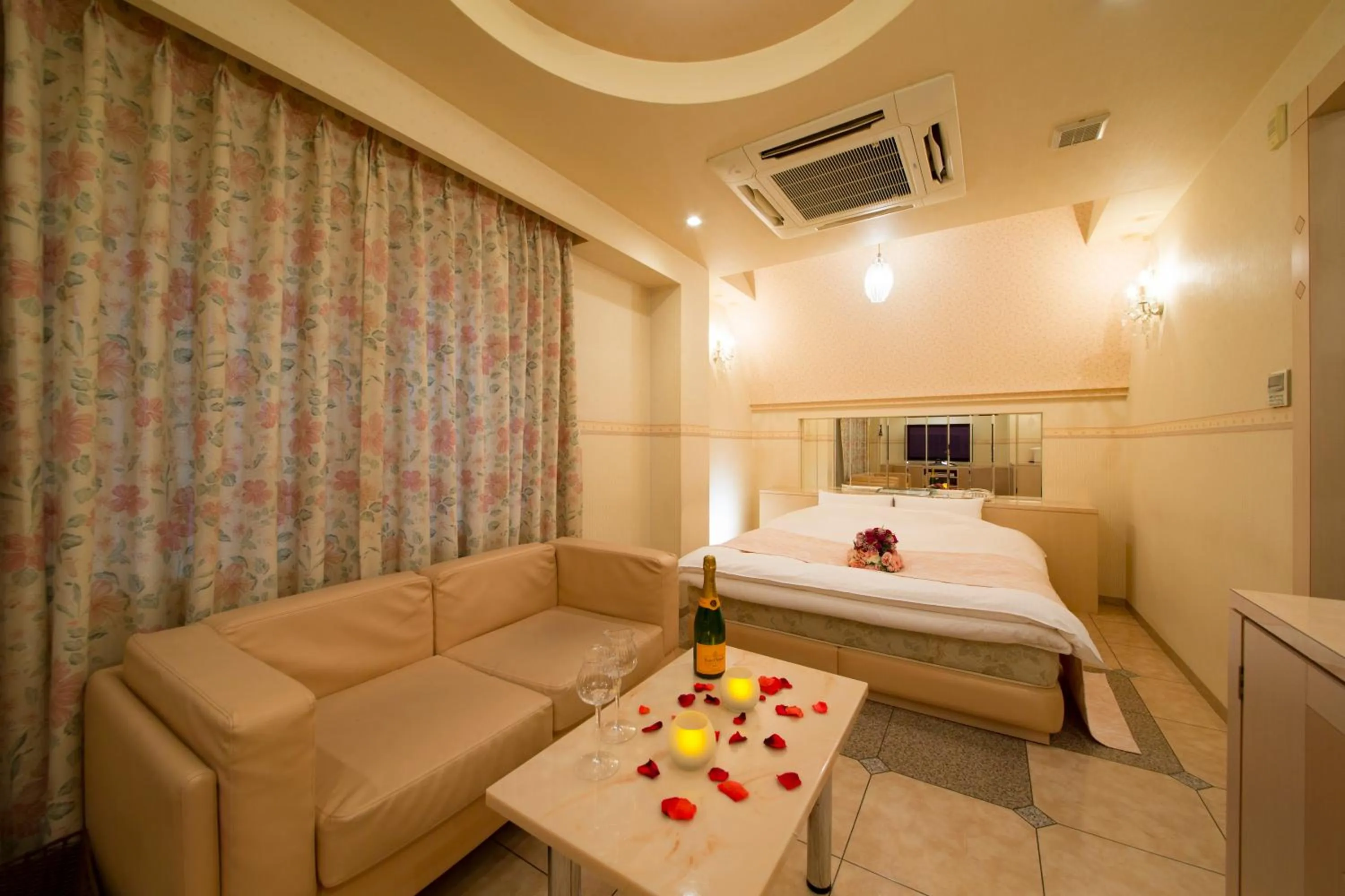 Photo of the whole room, Bed in HOTEL THE i Adult only