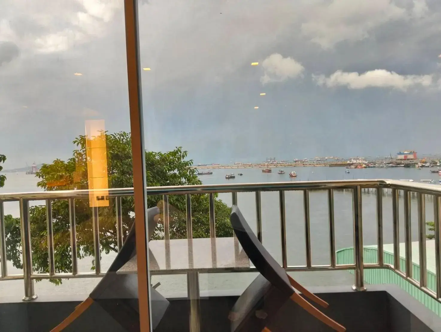 Deluxe Double Room with Balcony and Sea View in โรงแรม ชาโตว์วิสต้า Deluxe Double Room with Balcony and Sea View in โรงแรม ชาโตว์วิสต้า