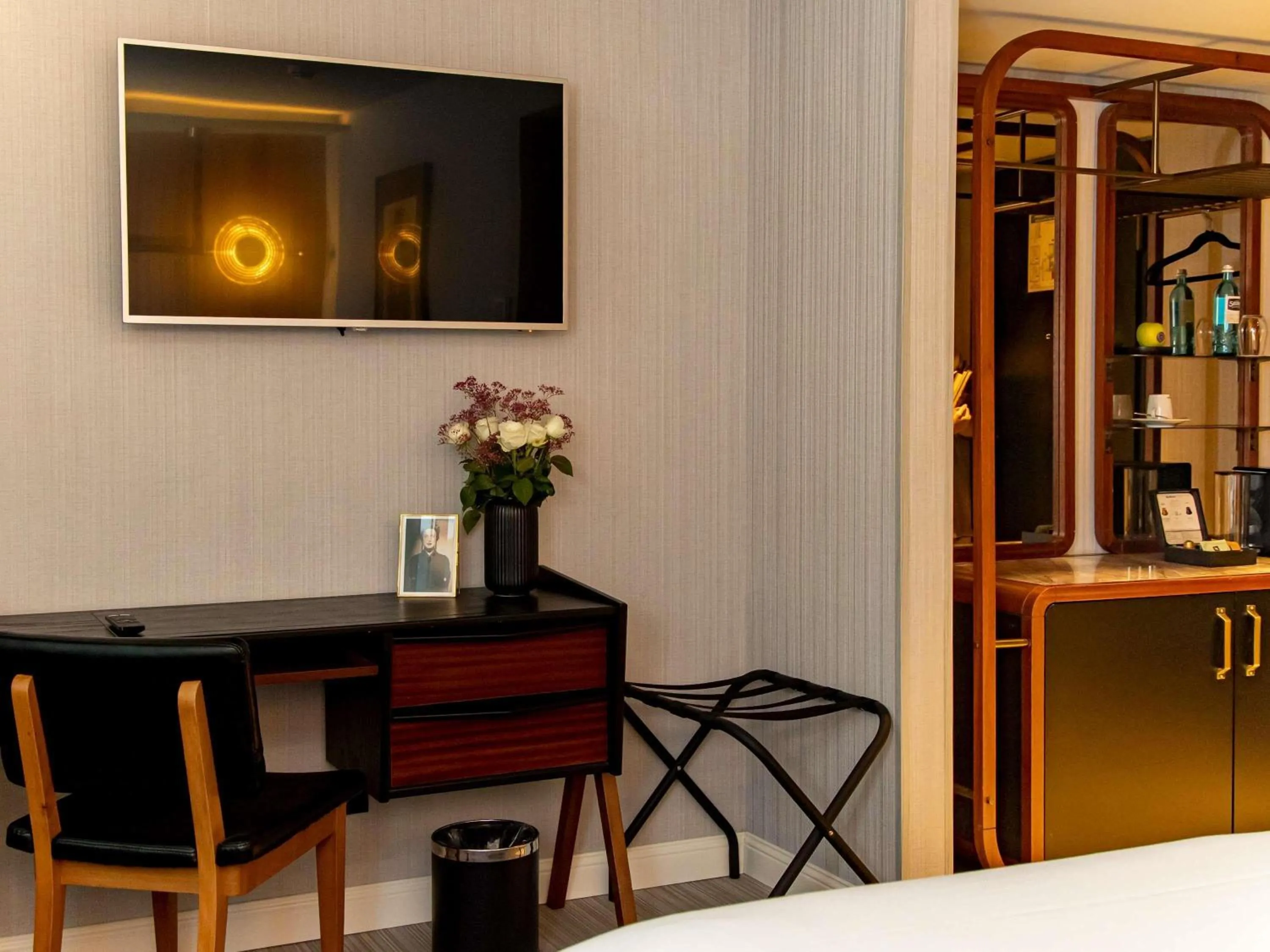 Bedroom in MUZE Hotel Dusseldorf - Handwritten Collection