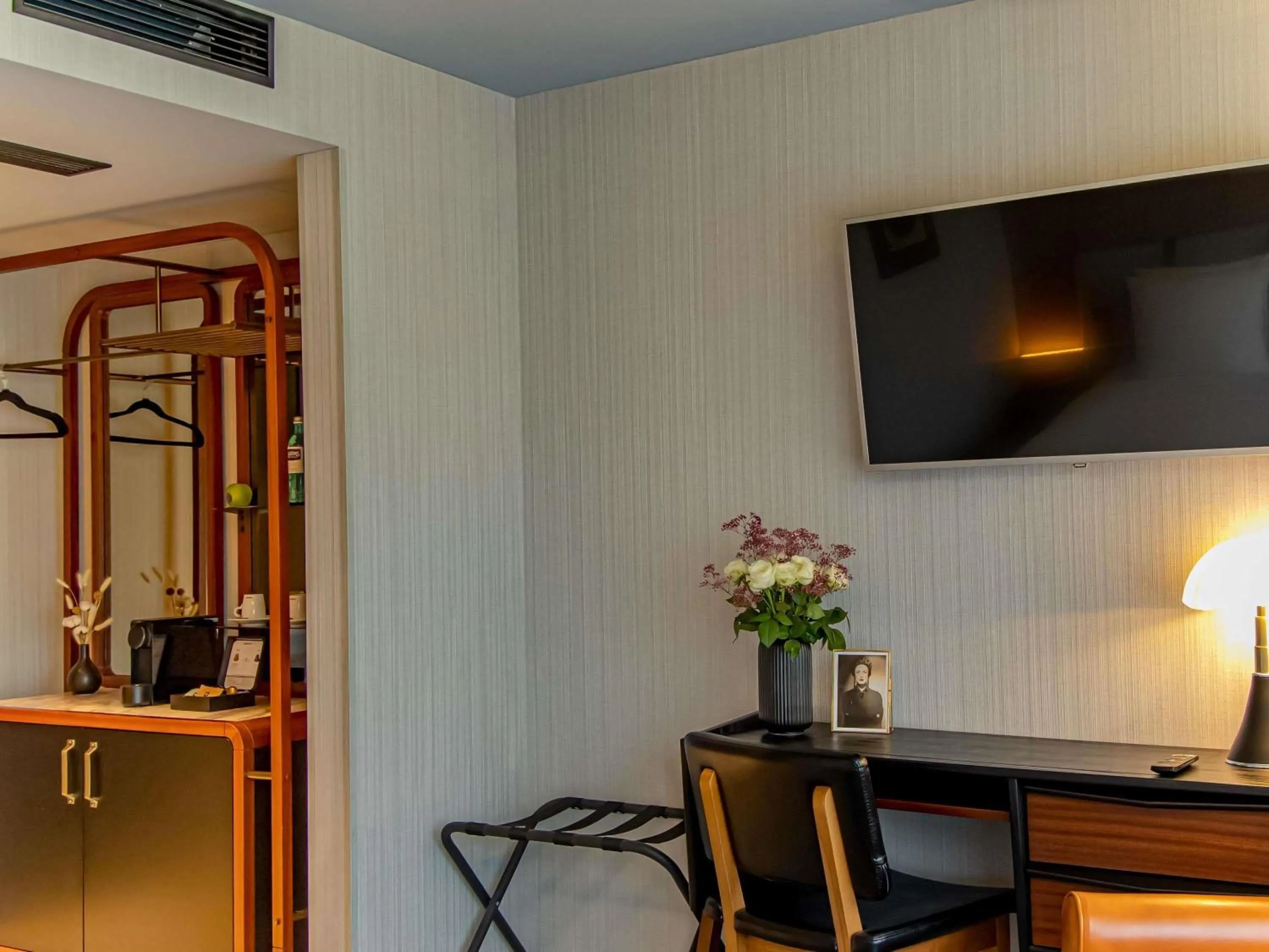 Bedroom in MUZE Hotel Dusseldorf - Handwritten Collection