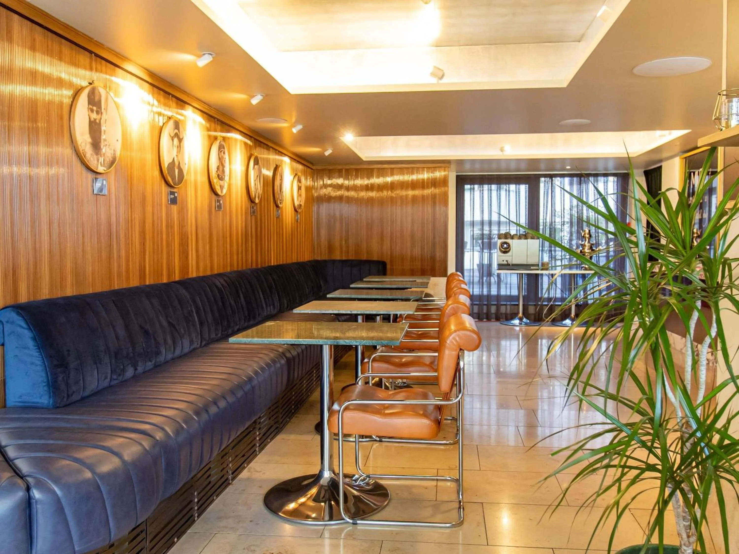 Lounge or bar in MUZE Hotel Dusseldorf - Handwritten Collection