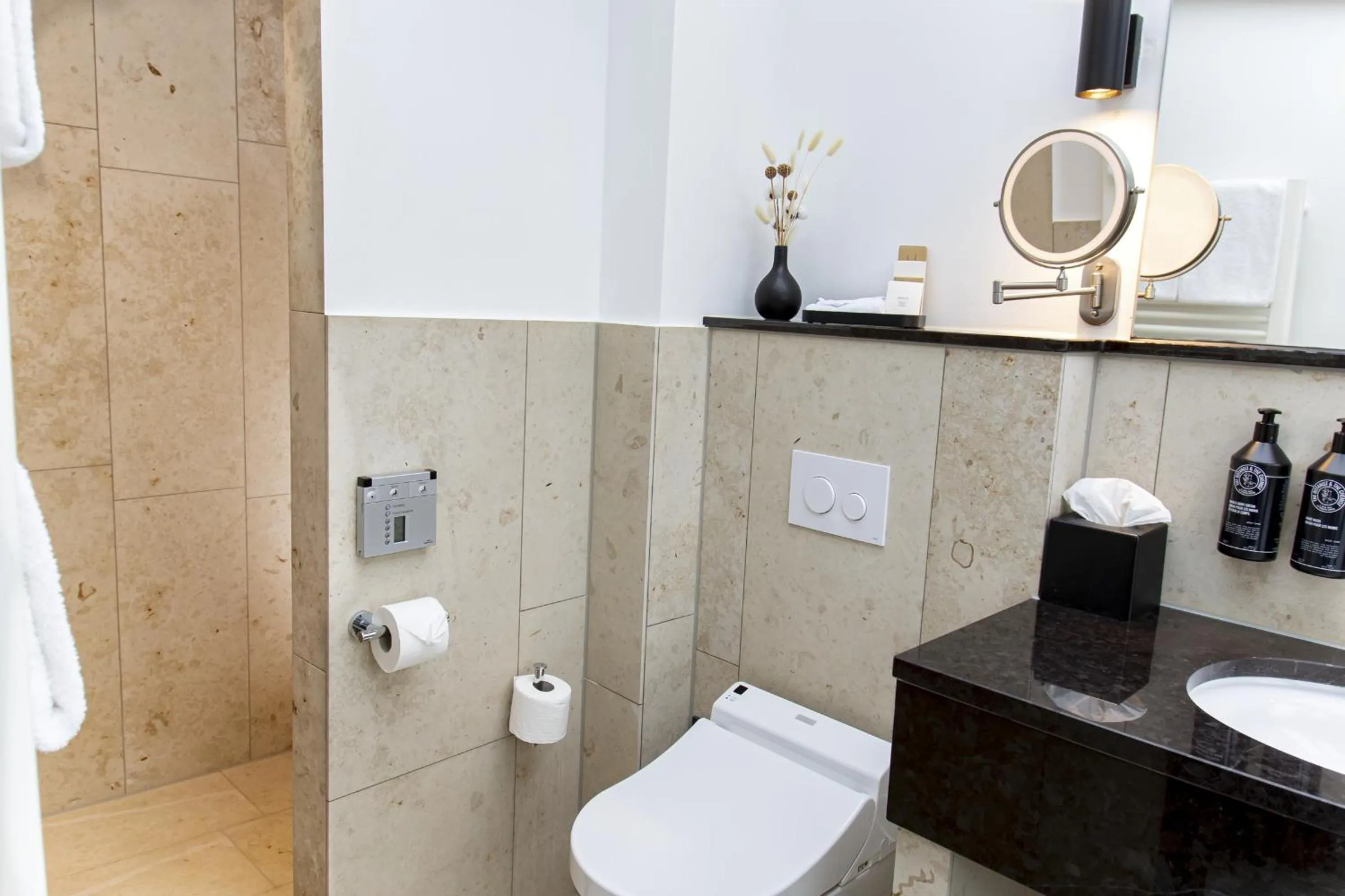 Shower in MUZE Hotel Dusseldorf - Handwritten Collection