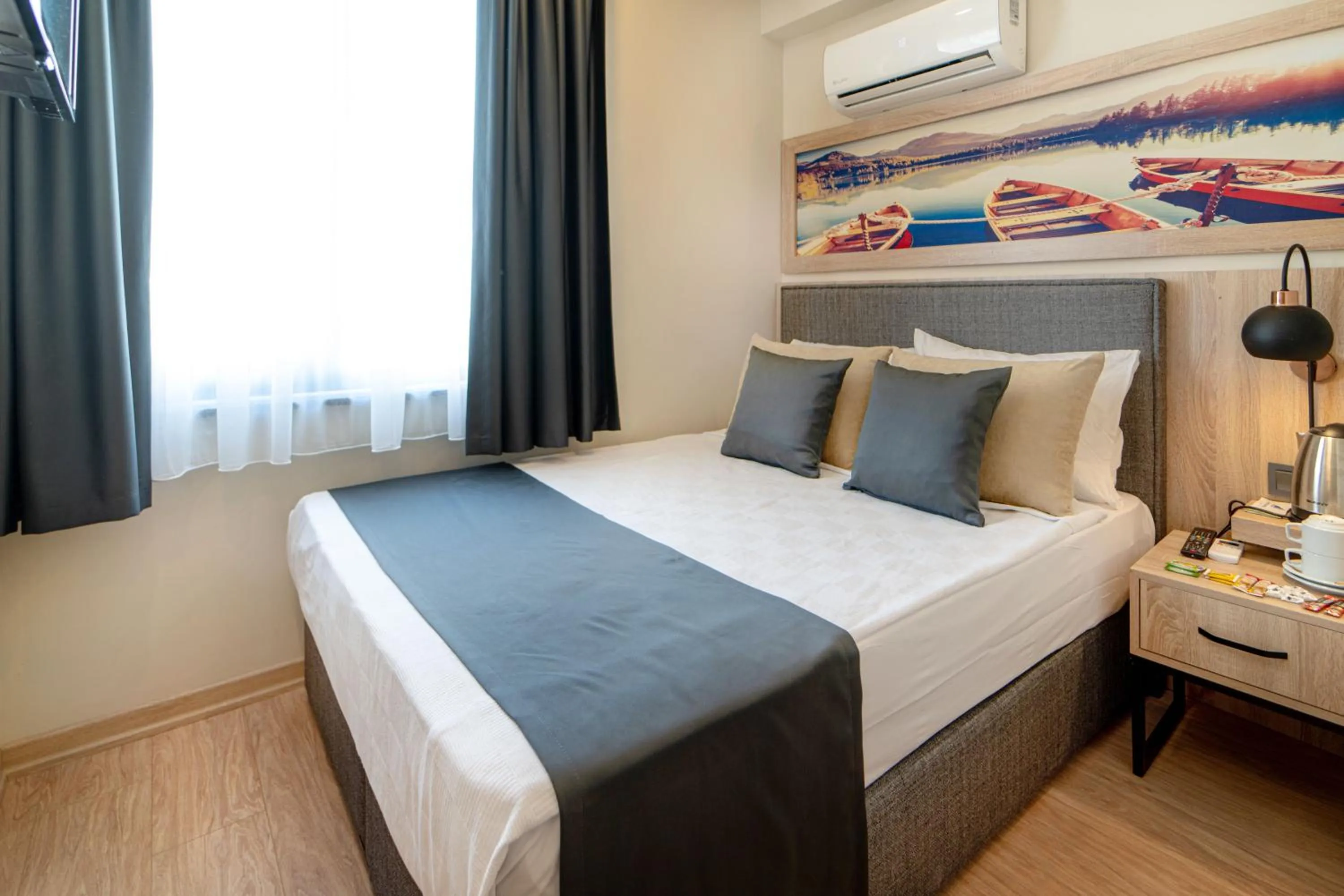 Photo of the whole room, Bed in Deniz Boutique Hotel