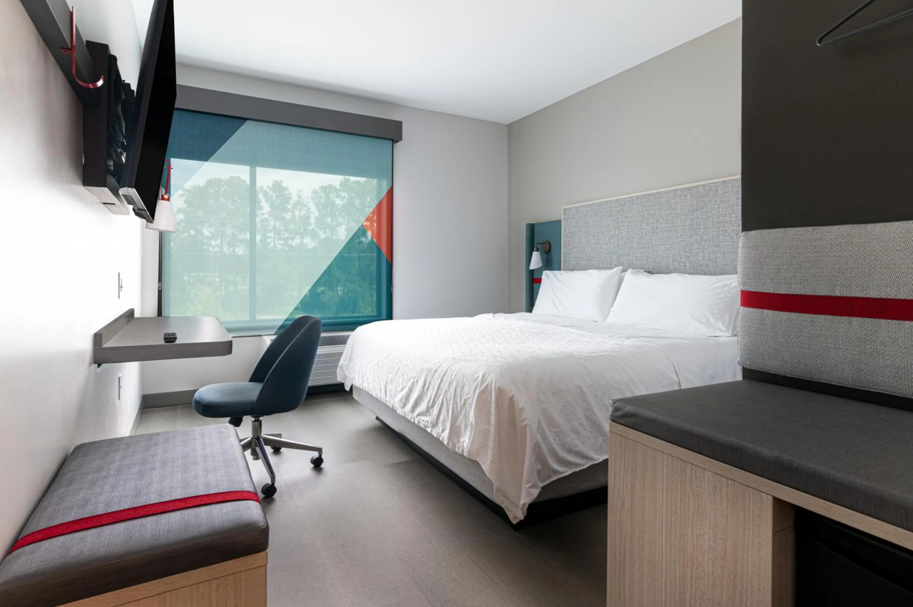 Photo of the whole room, Bed in avid hotel Summerville by IHG