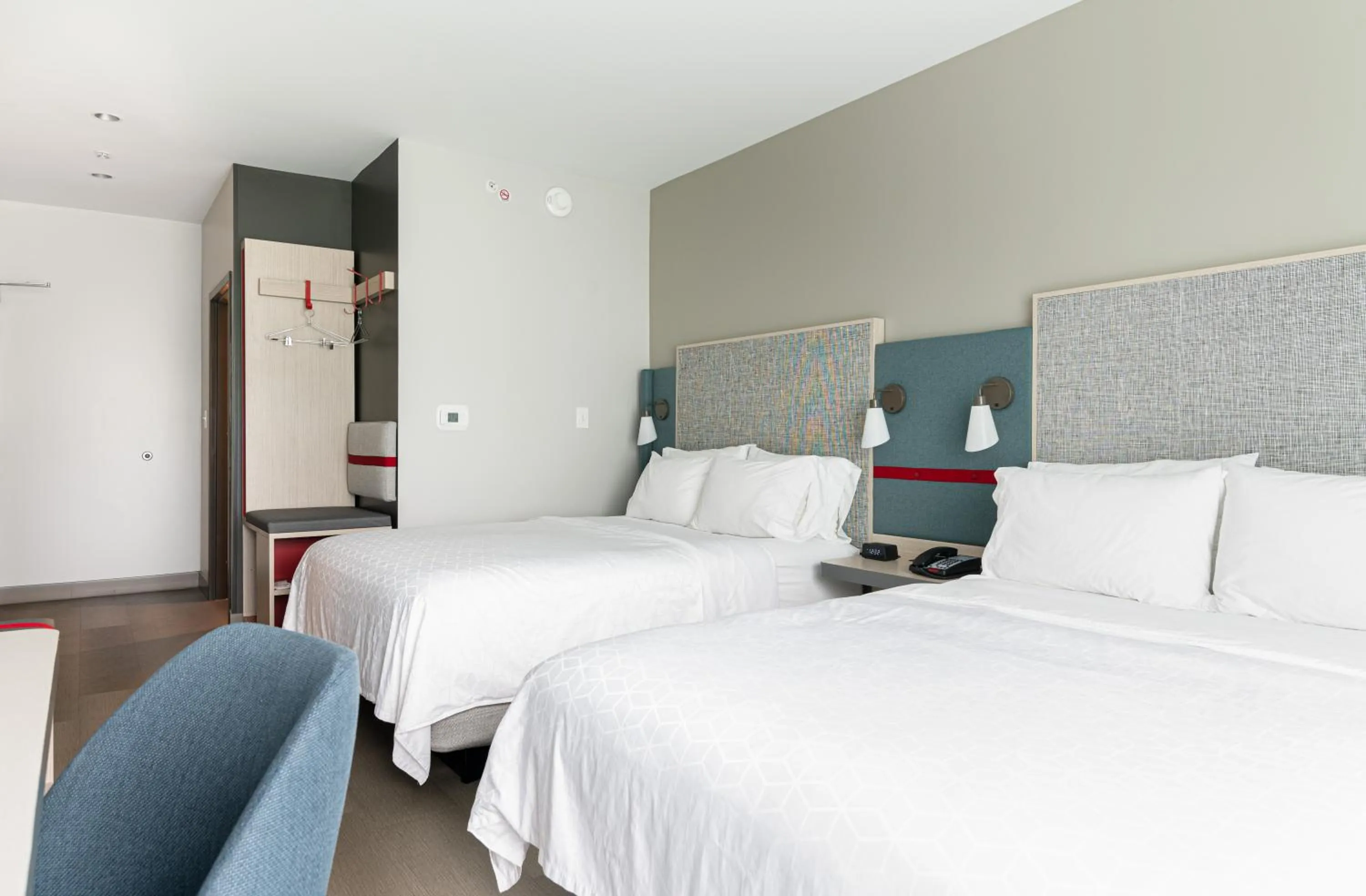 Photo of the whole room, Bed in avid hotel Summerville by IHG