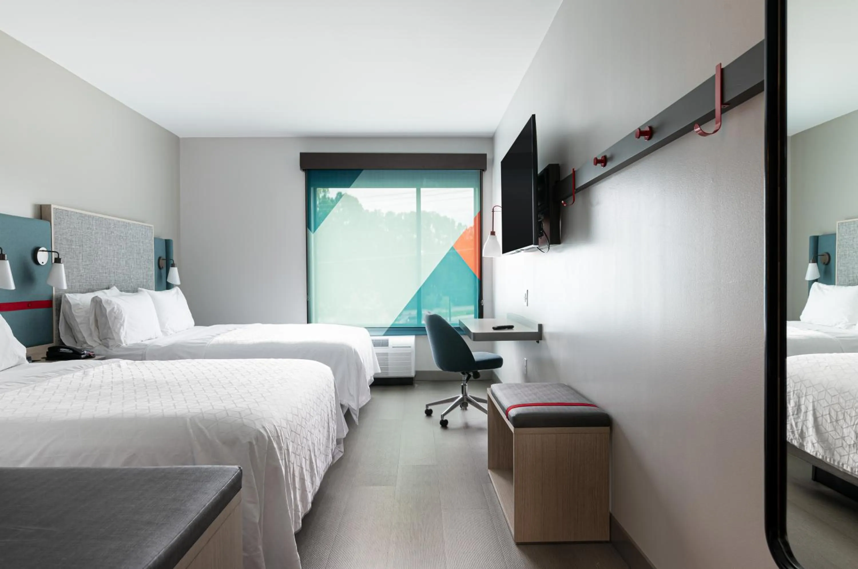 Photo of the whole room, Bed in avid hotel Summerville by IHG