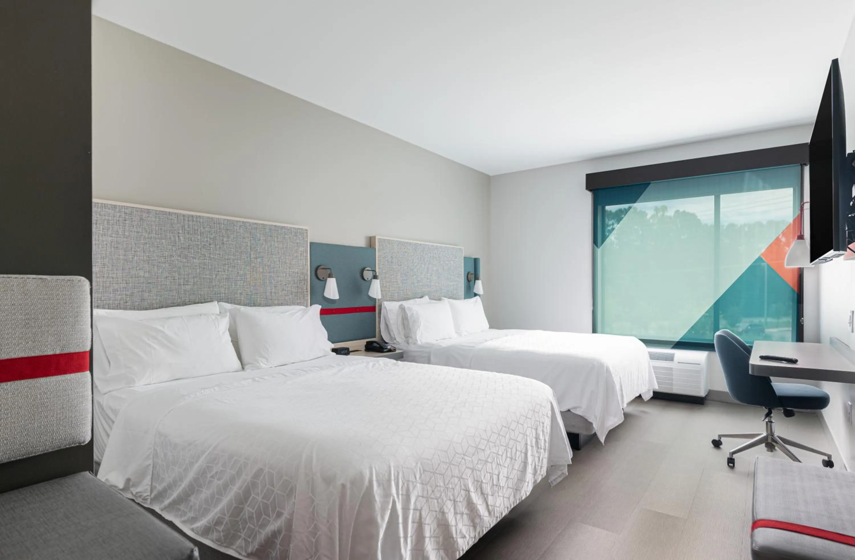 Photo of the whole room, Bed in avid hotel Summerville by IHG