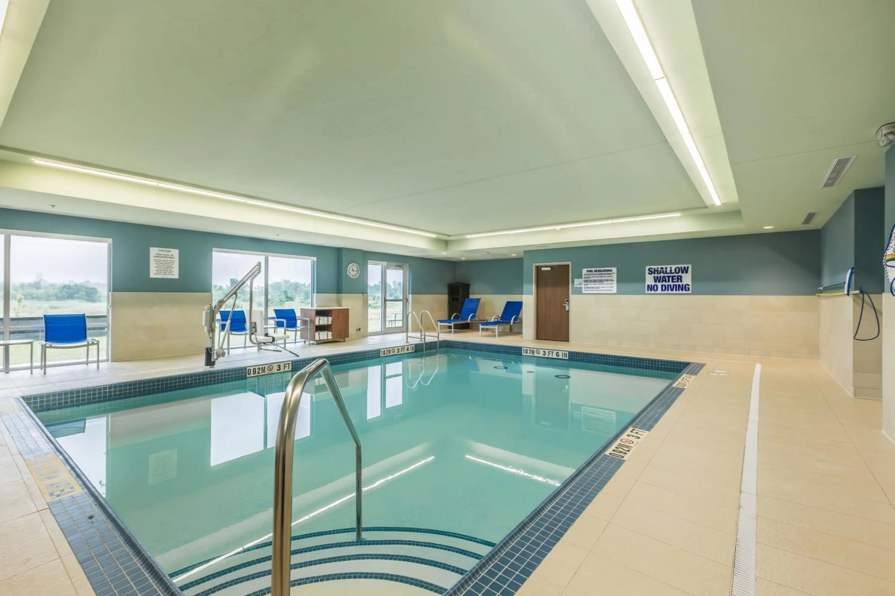 Swimming pool in Holiday Inn Express & Suites - Welland