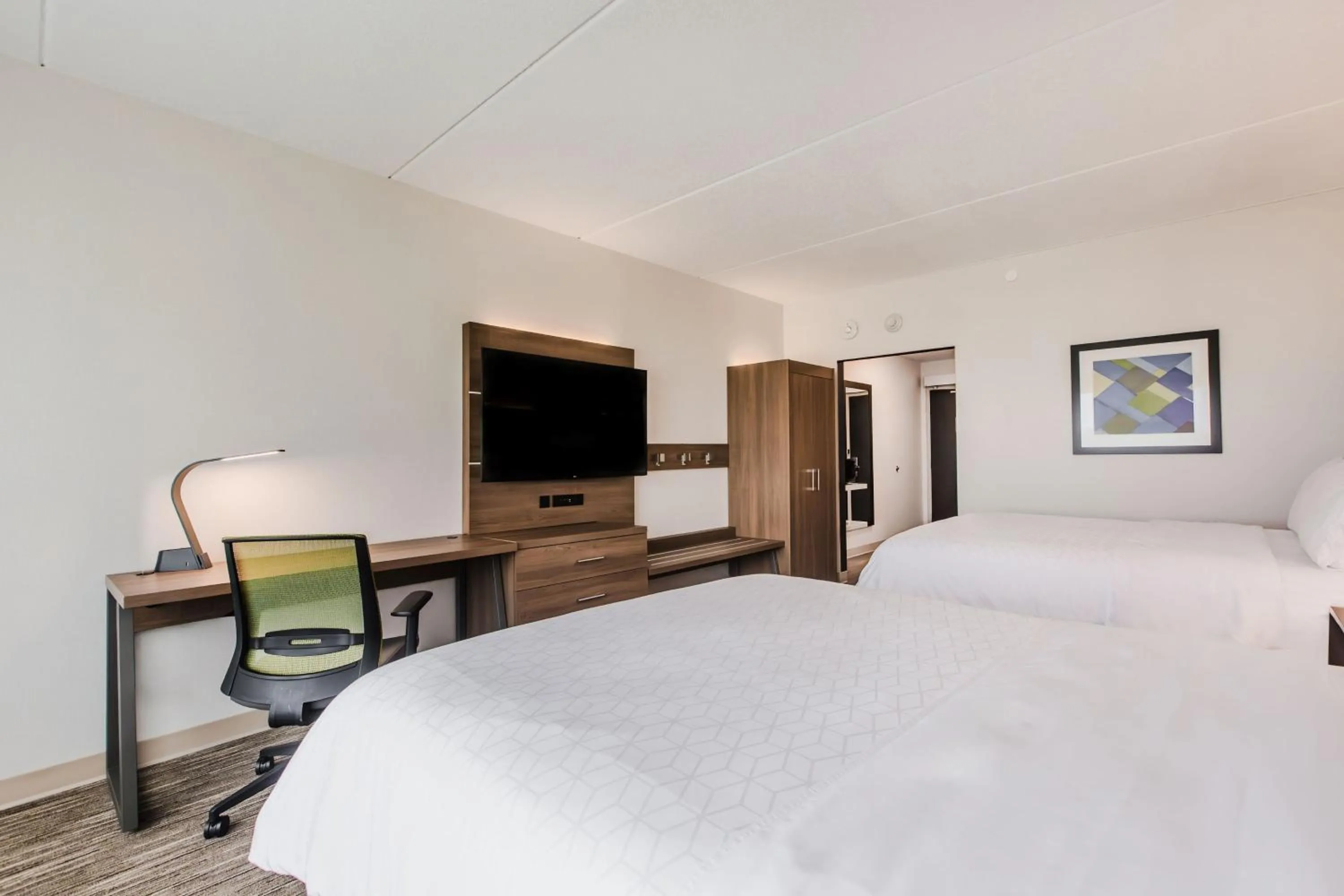 Photo of the whole room, Bed in Holiday Inn Express & Suites - Welland