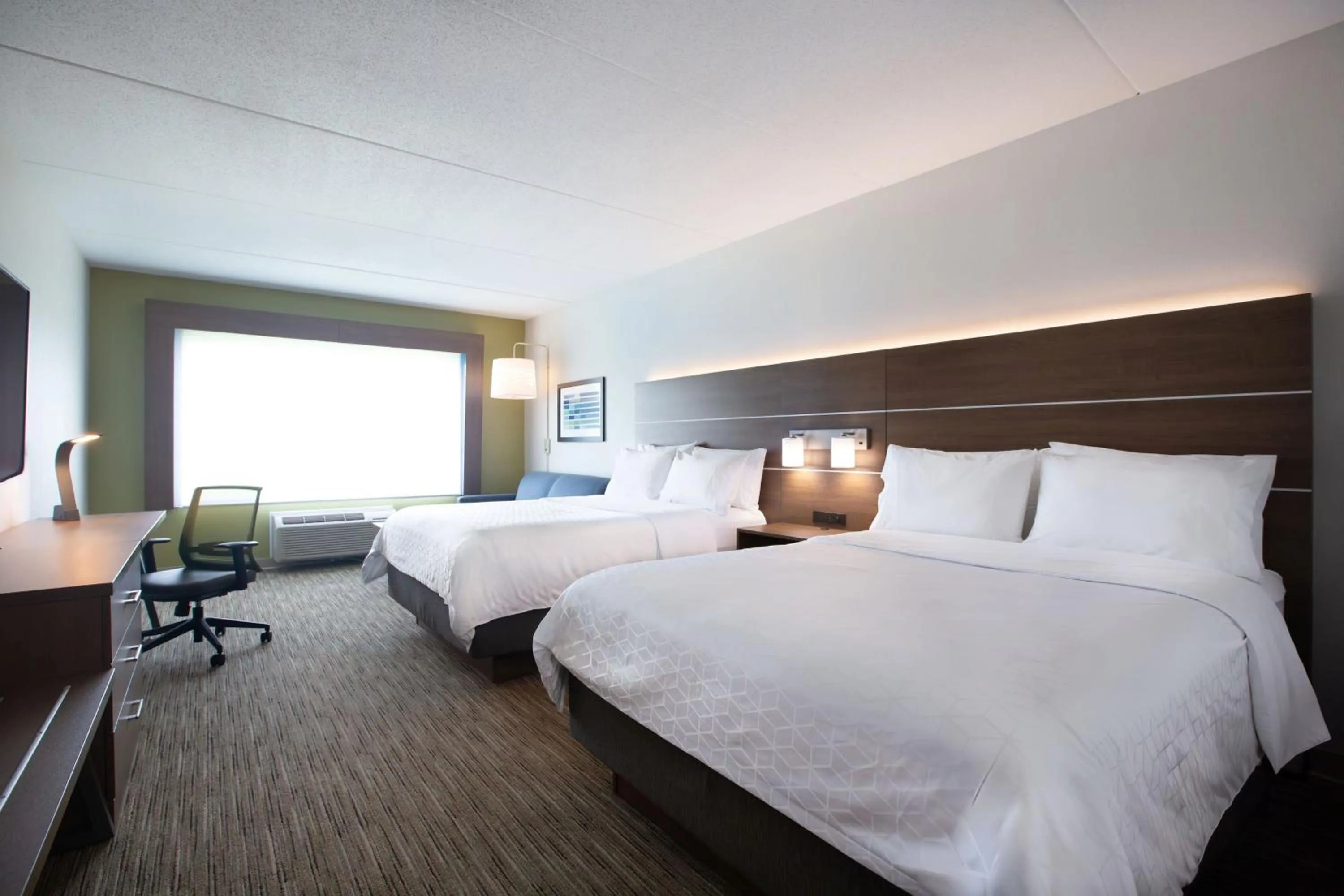 Photo of the whole room, Bed in Holiday Inn Express & Suites - Welland