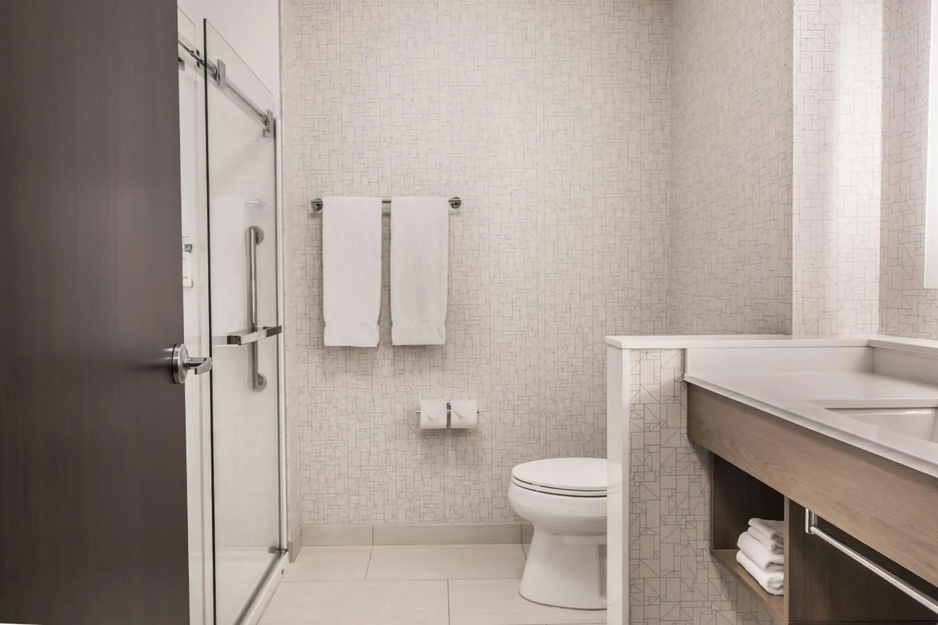 Standard King Room with Mobility Accessible Roll-In Shower in Holiday Inn Express & Suites - Welland Standard King Room with Mobility Accessible Roll-In Shower in Holiday Inn Express & Suites - Welland