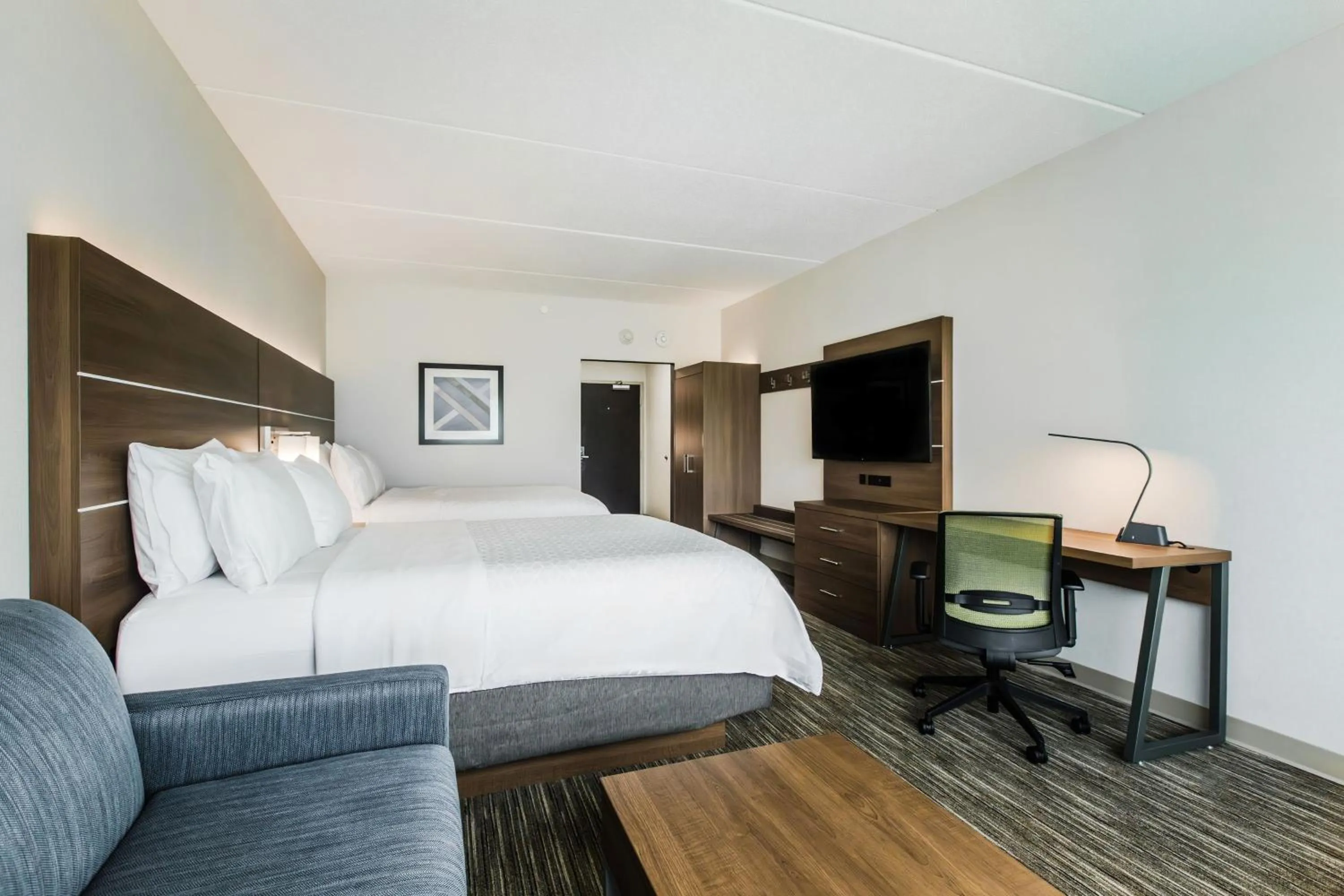 Photo of the whole room, Bed in Holiday Inn Express & Suites - Welland