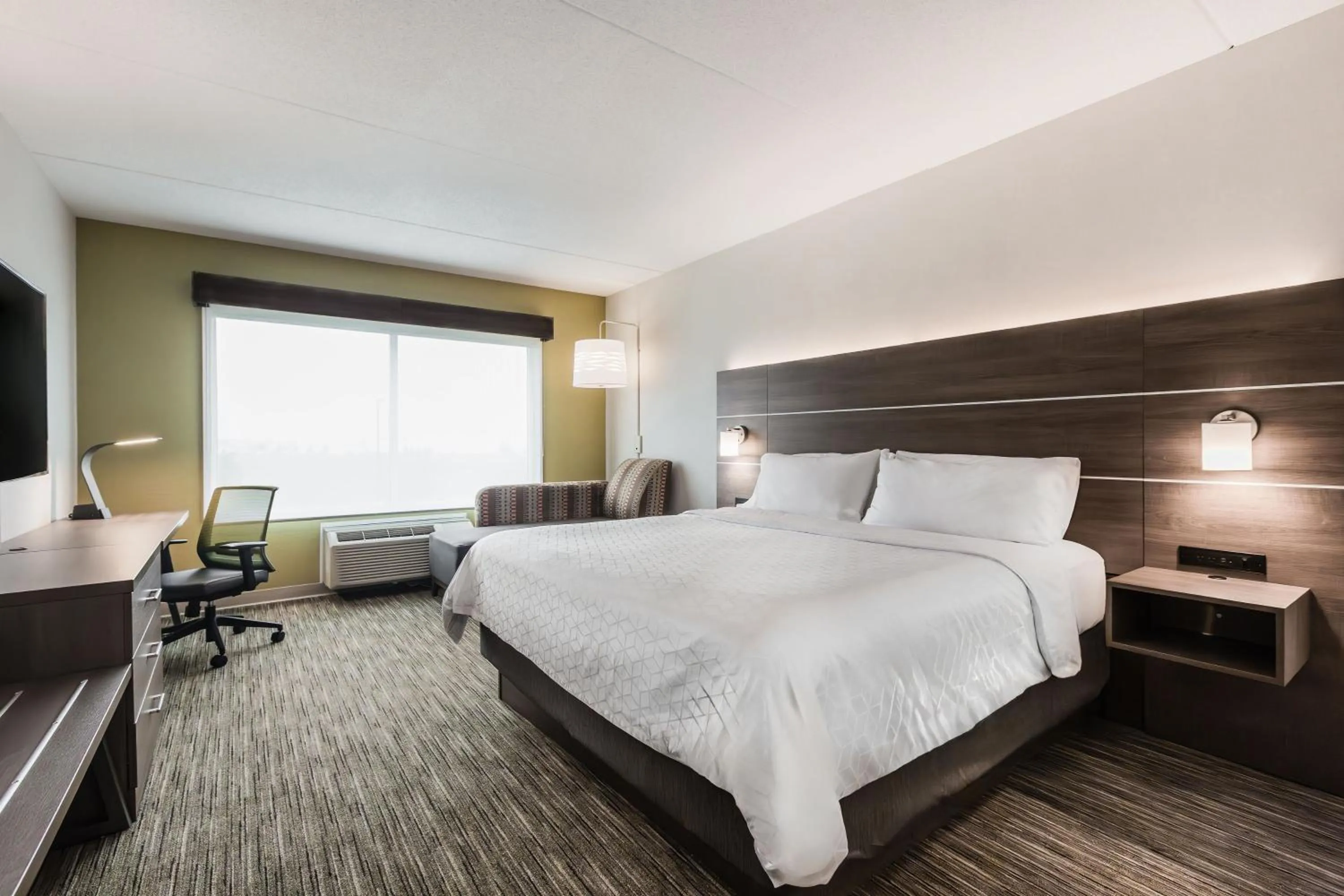 Bed in Holiday Inn Express & Suites - Welland