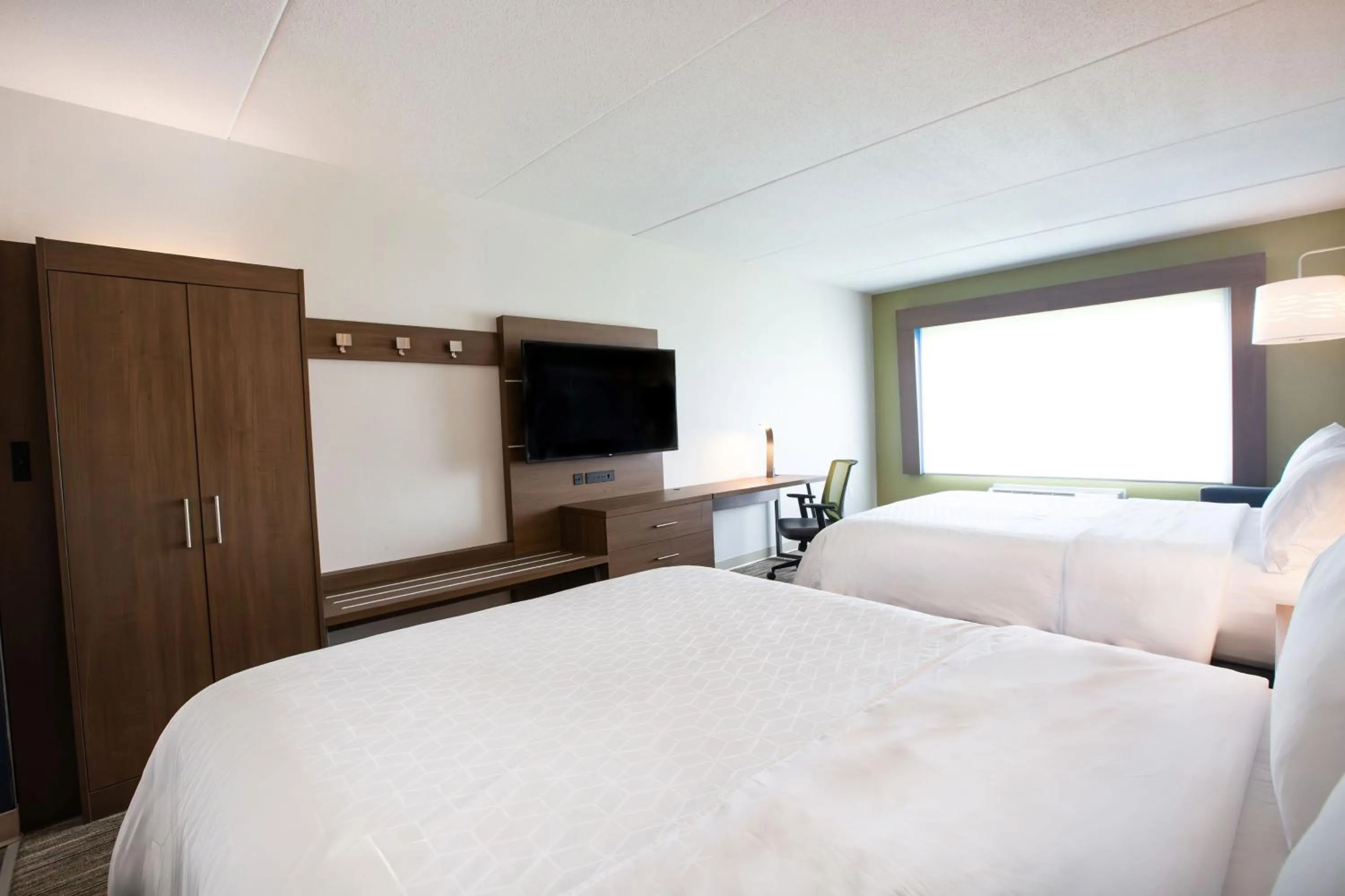 Photo of the whole room, Bed in Holiday Inn Express & Suites - Welland