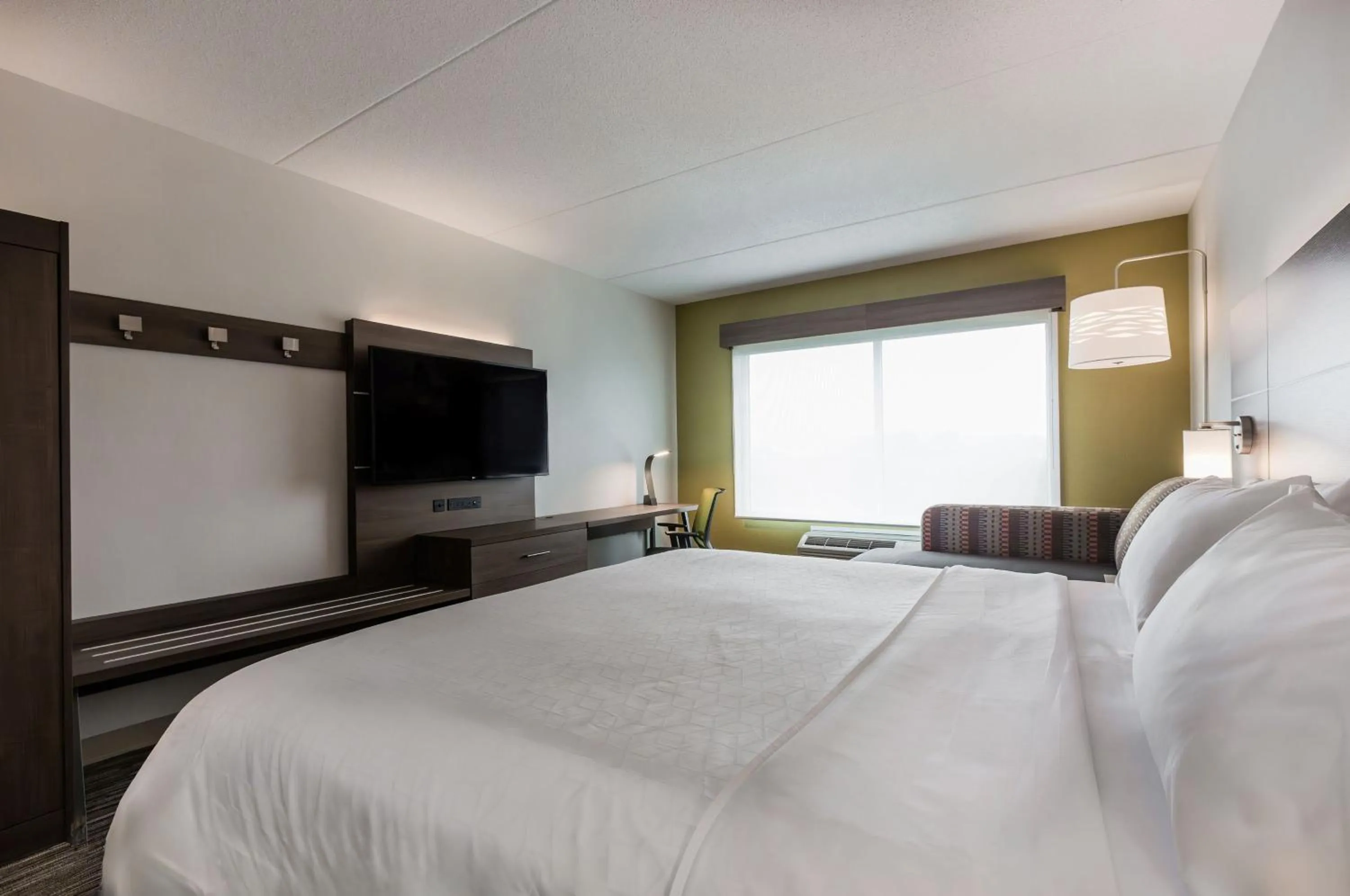 Photo of the whole room, Bed in Holiday Inn Express & Suites - Welland